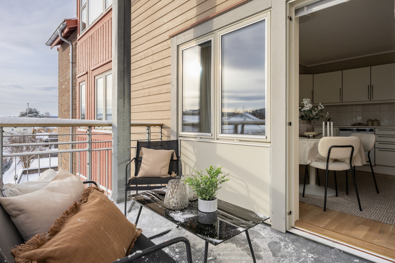 Privat balkong på ca. 7 kvm utenfor stua og kjøkkenet. Galleribilde
