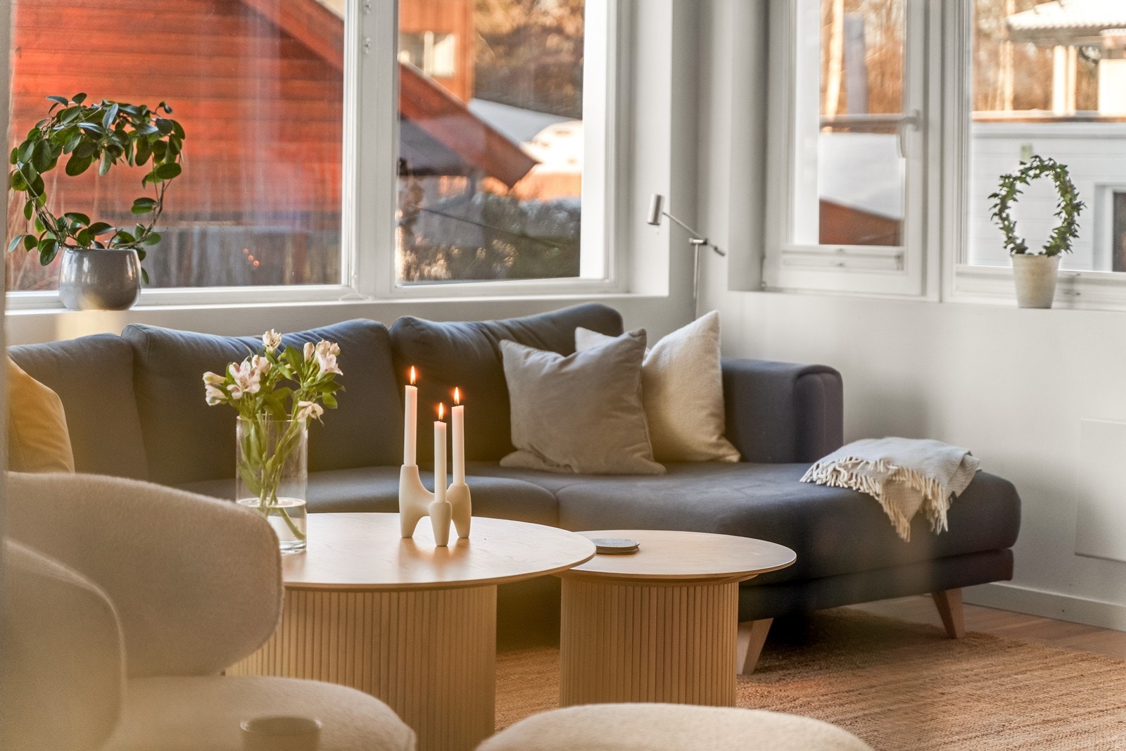 De store vinduene gir godt med naturlig lys . Galleribilde