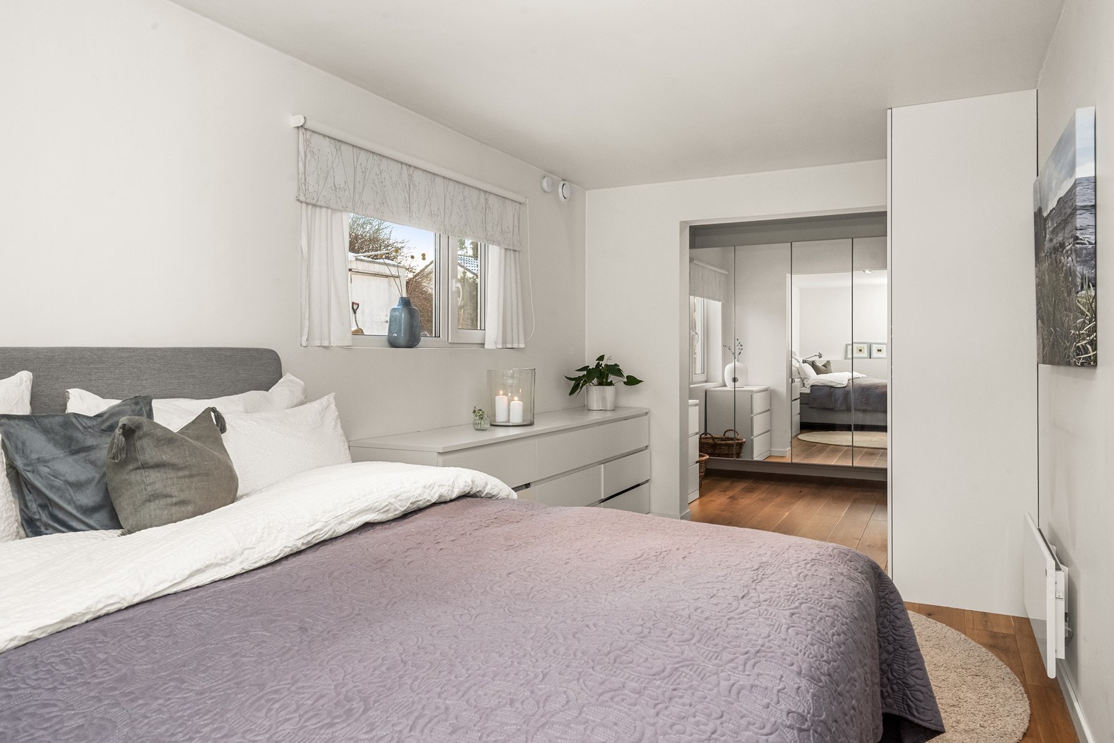 Boligen har tre innbydende soverom i hoveddel, alle med god plass til seng og øvrig møblement (soverom 1) Galleribilde