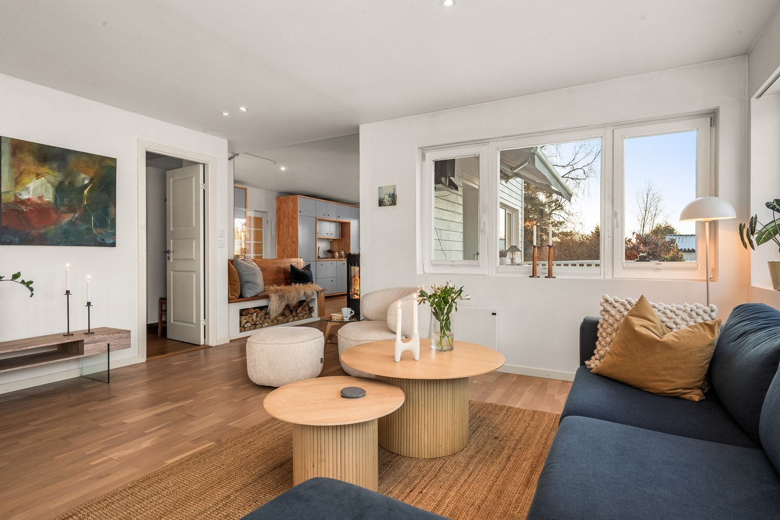 I stuen er det god plass for flere alternative sittegrupper. Galleribilde