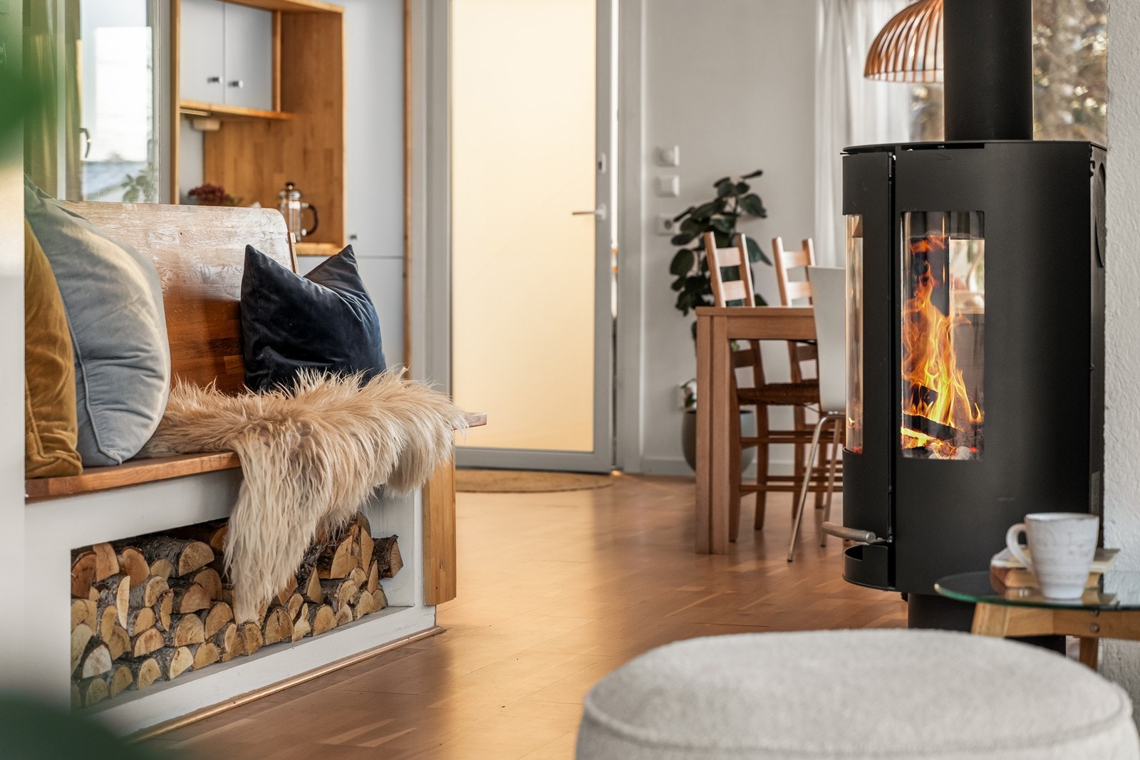 I stuen er det montert peisovn som gir god varme. Galleribilde