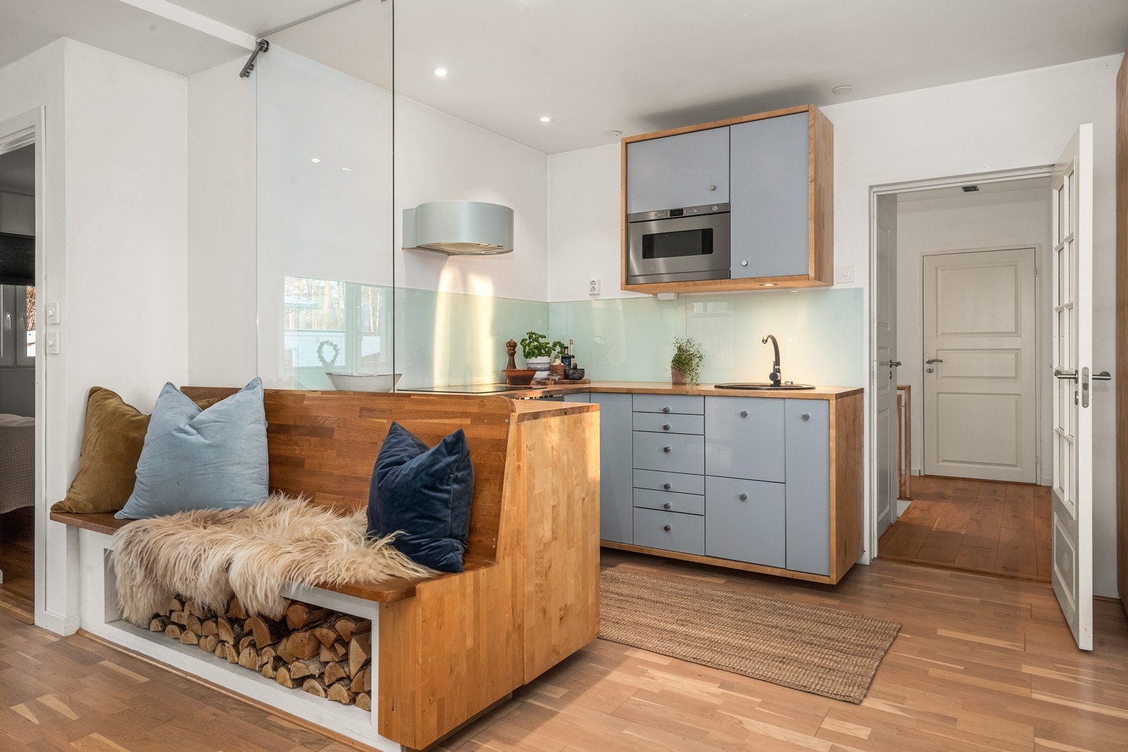 Et romslig kjøkken med praktiske løsninger. Galleribilde