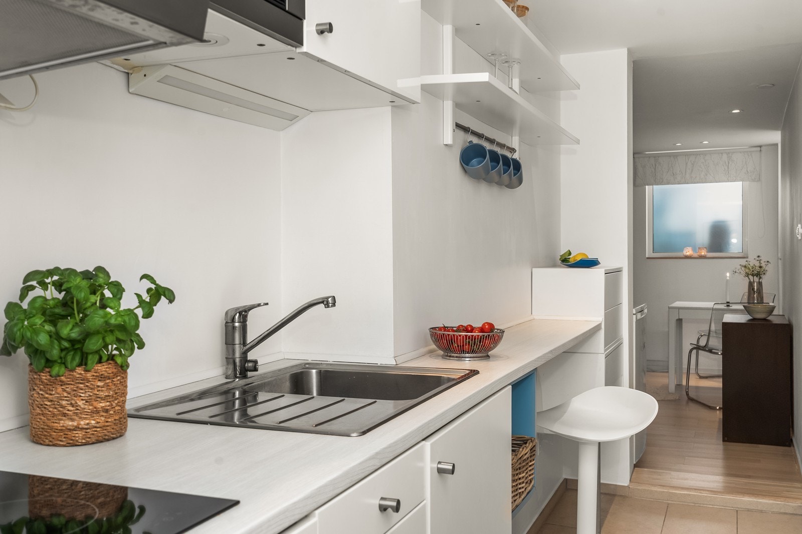 Praktiusk kjøkken i hybel med skap og benkeplass. Galleribilde