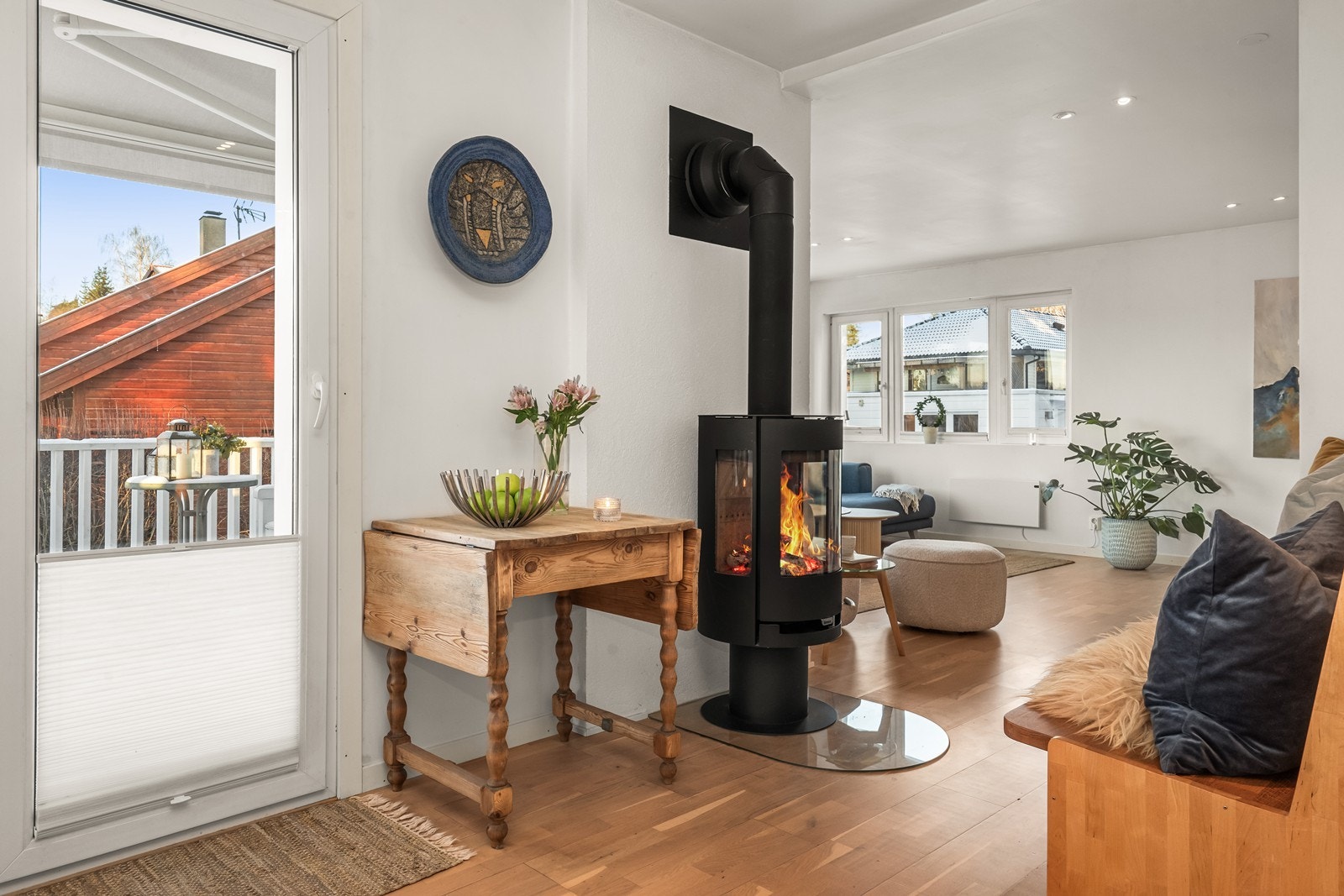 Boligen er oppvarmet med panelovner og peisovn i stuen. Galleribilde