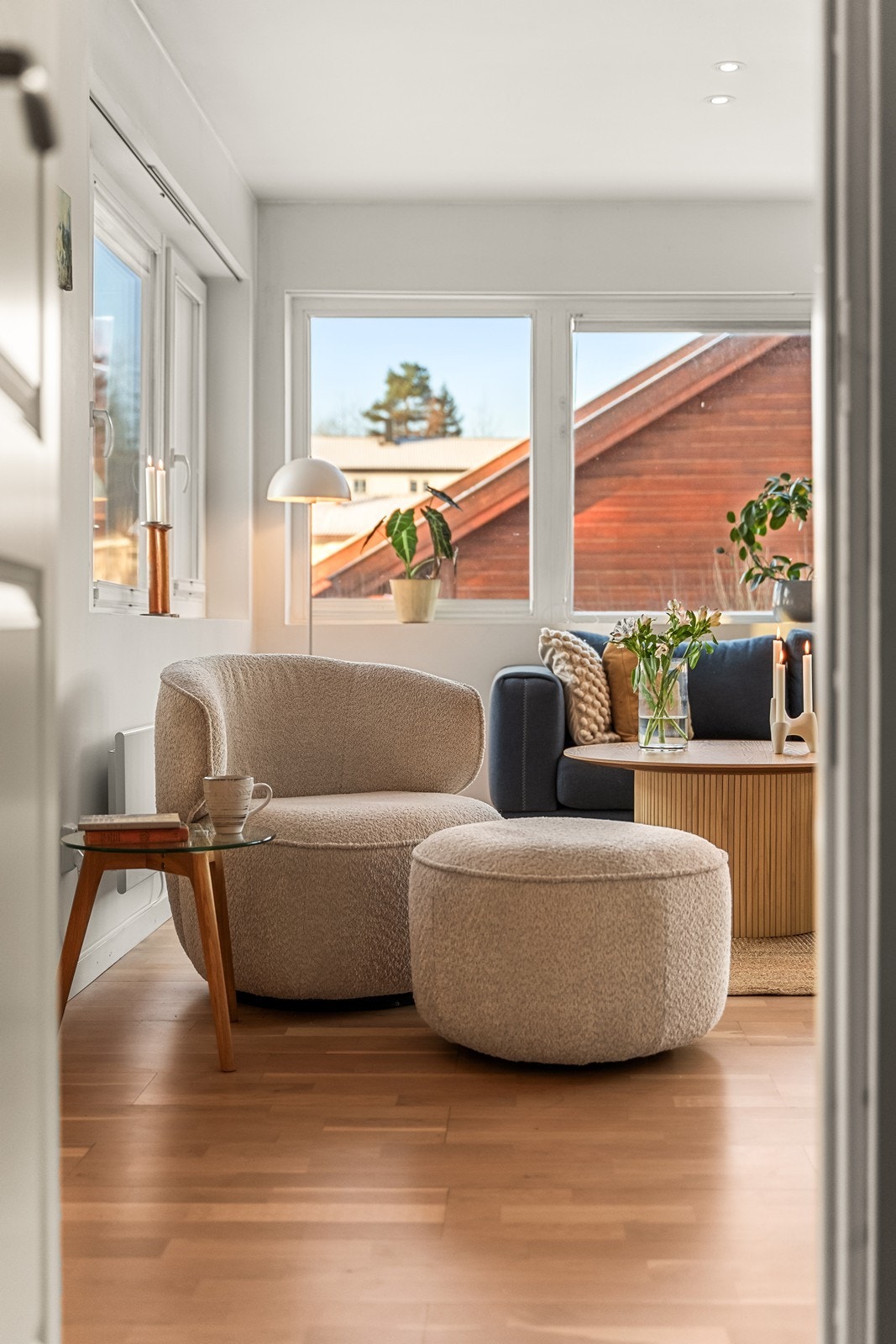 Store vindusflater som gir godt med naturlig lys. Galleribilde