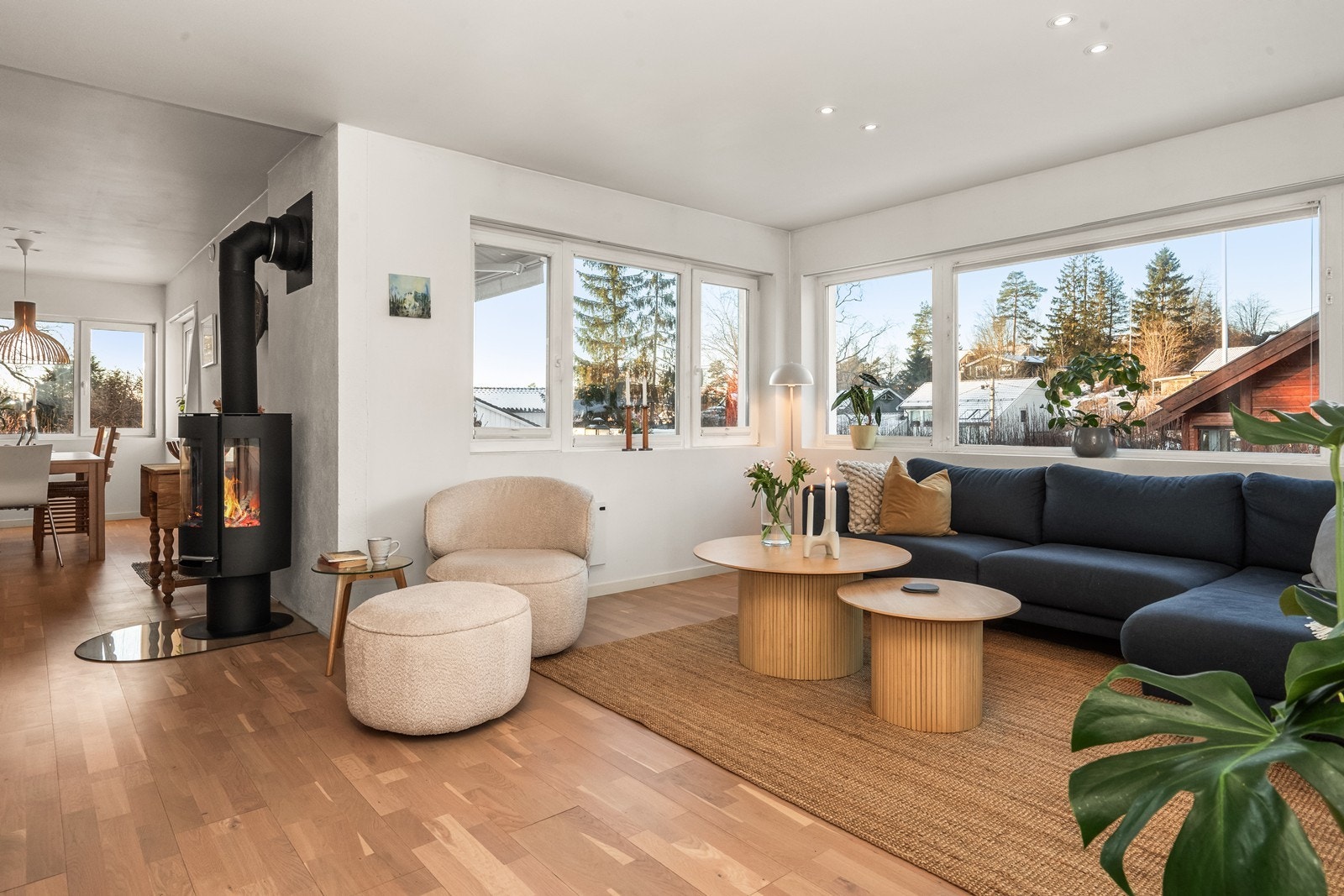 Store deler av 1 etasjen er utstyrt med downlights og parkett. Galleribilde