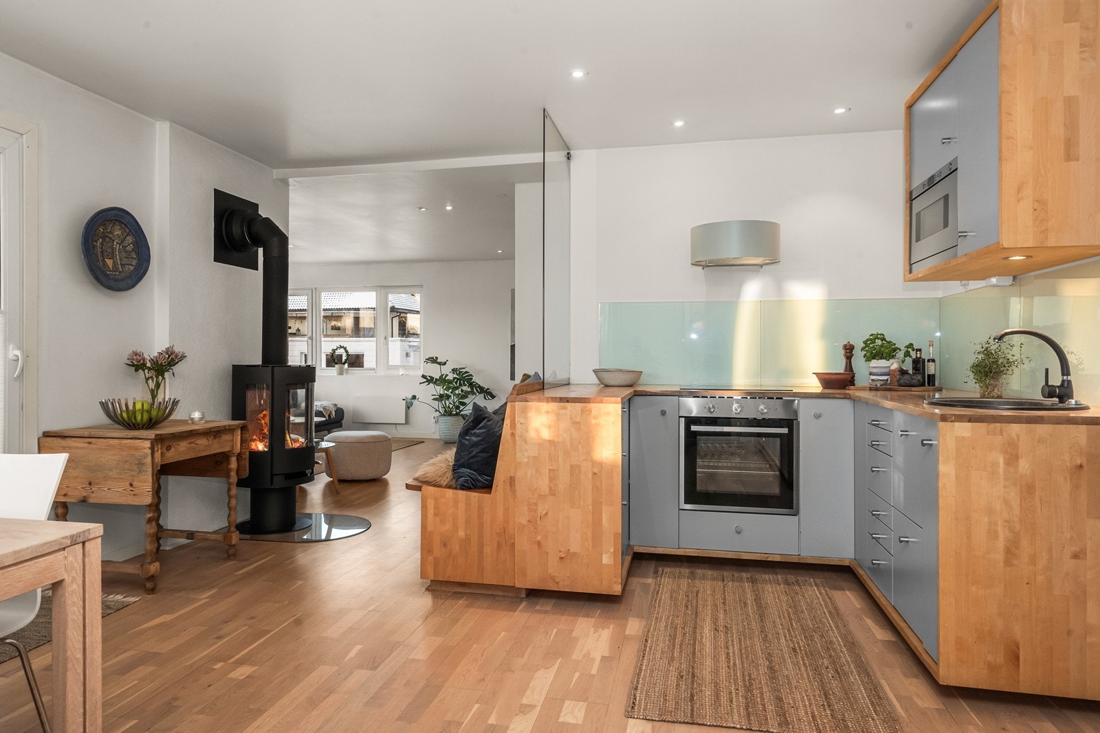 Åpen løsning mellom kjøkken og stue. Integrerte hvitevarer medfølger. Galleribilde