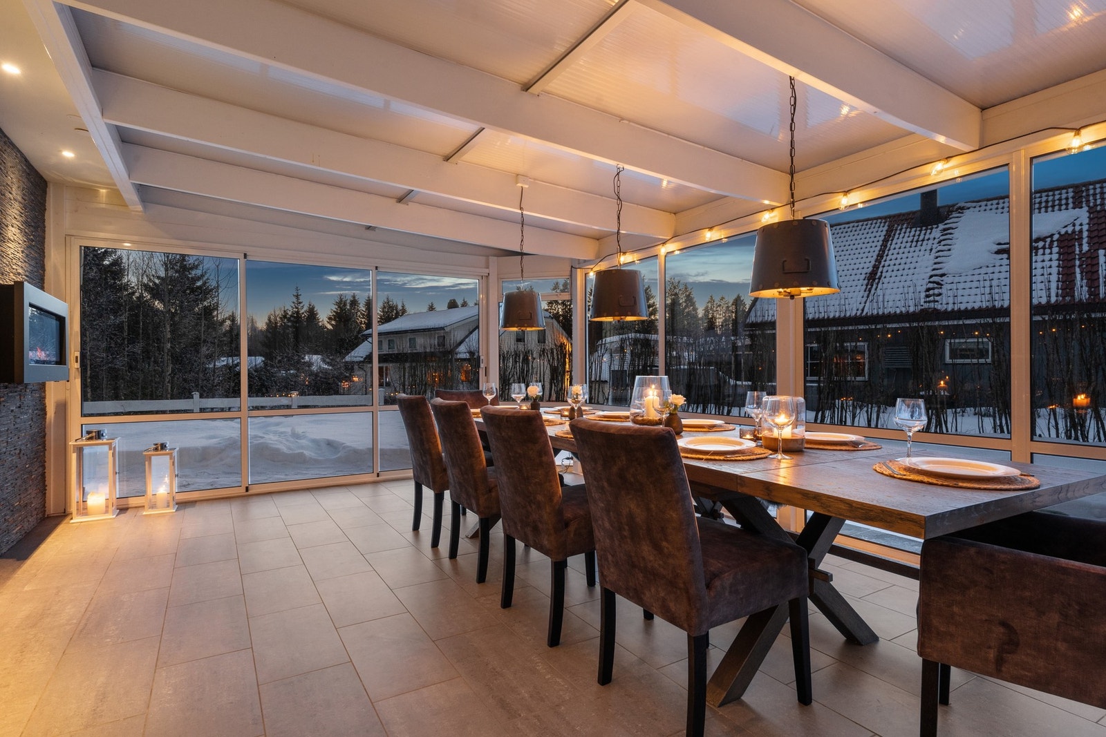 Stor vinterhage/utestue med varmekabler, elektrisk peis og screens Galleribilde