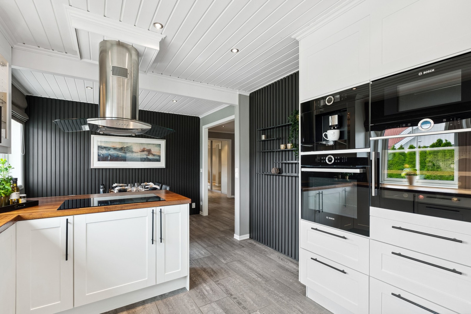 Det er integrerte hvitevarer bestående av oppvaskmaskin, stekeovn, mikrobølgeovn, kaffemaskin, vinkjøler, induksjonstopp og stort kjølehjørne. Galleribilde