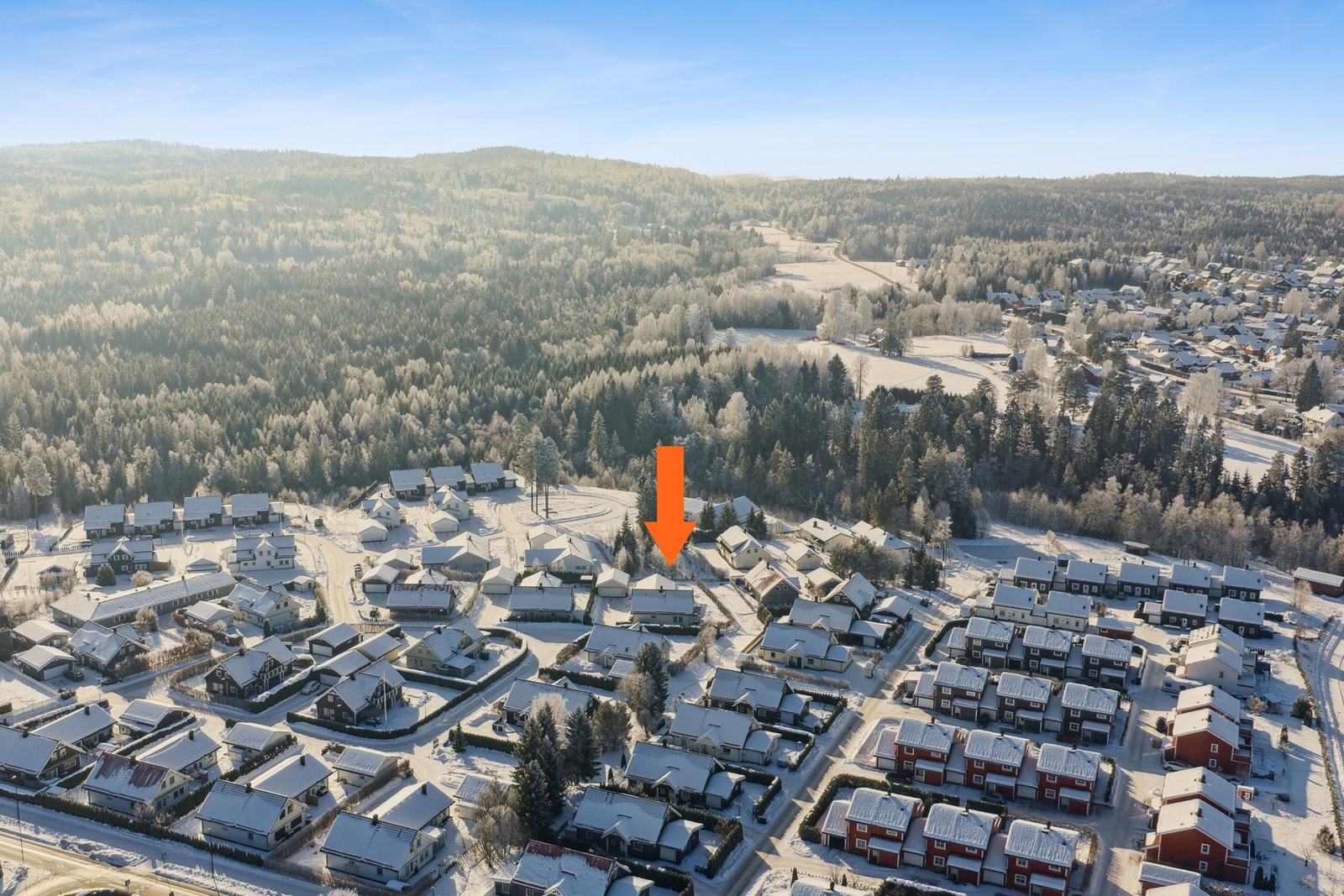 Eiendommen har umiddelbar nærhet til flott turterreng, samt kort vei til skoler, barnehager og offentlig kommunikasjon. Galleribilde