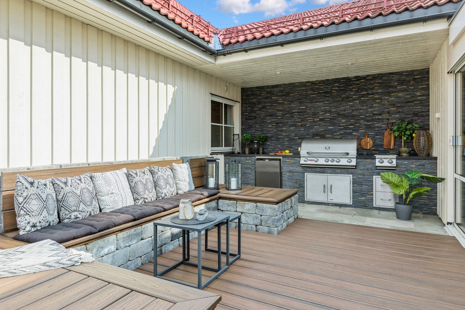 Eksklusivt utekjøkken fra Bull med stor gassgrill, kokeplater på gass, kjøleskap, og skuffer og skap til oppbevaring. Galleribilde