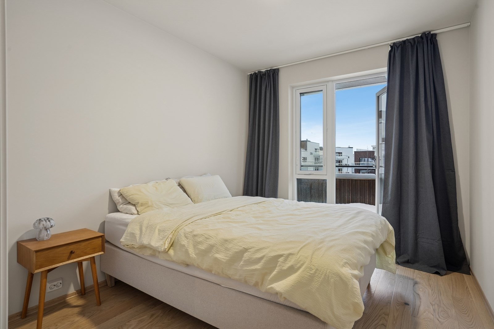 Leiligheten har to soverom, hvor dette er det største. Galleribilde