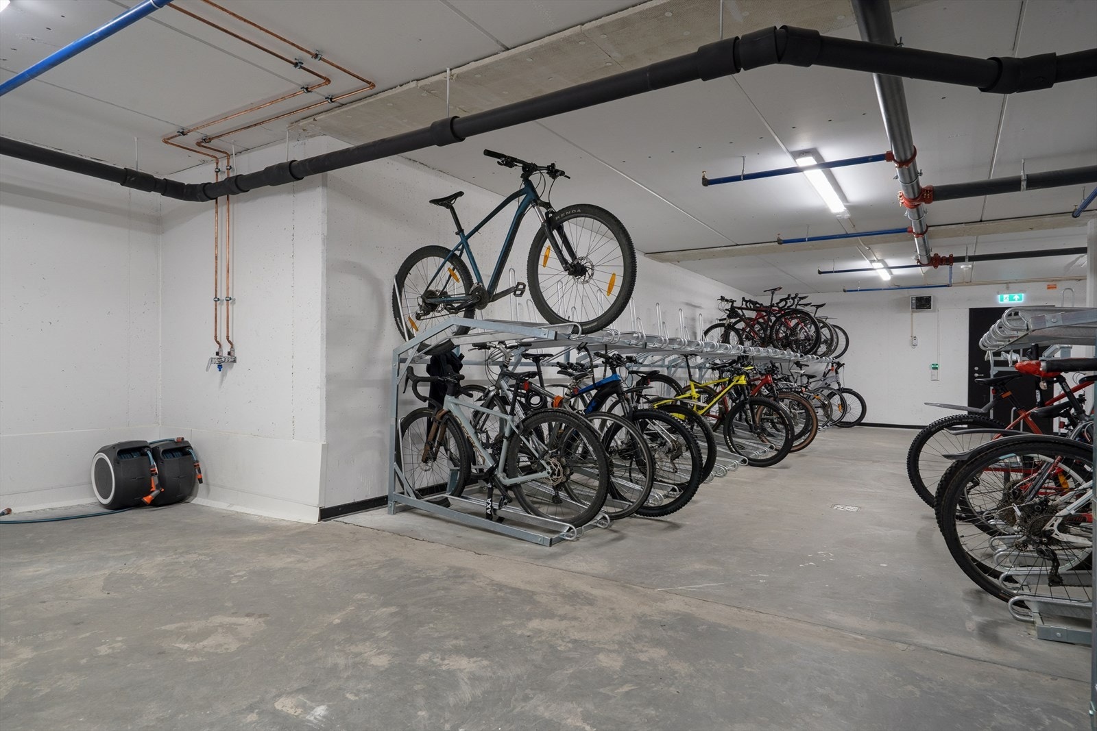 Felles sykkelparkering med egen inngang og kran. Galleribilde