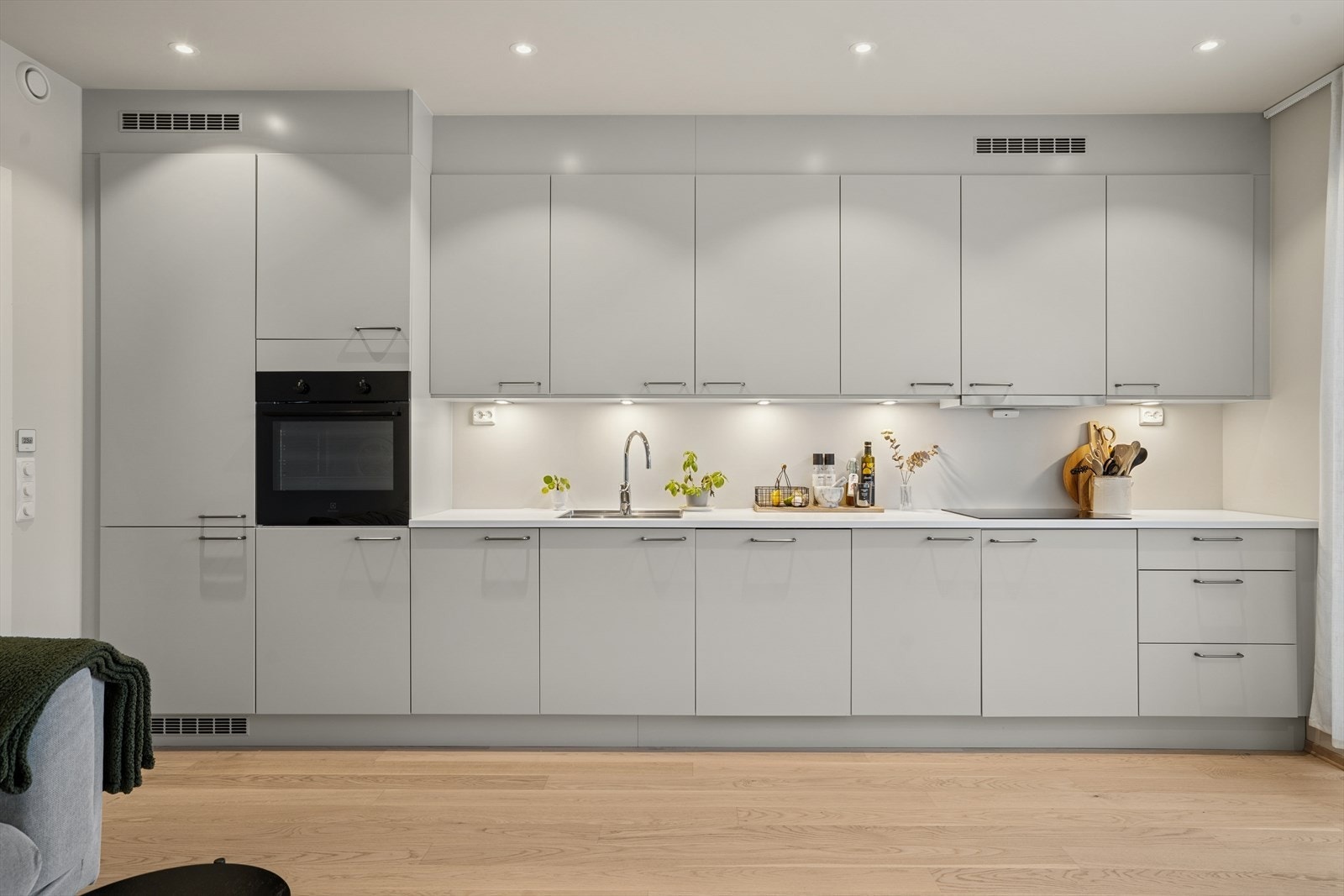 Kjøkken med mye skap og benkeplass. Galleribilde