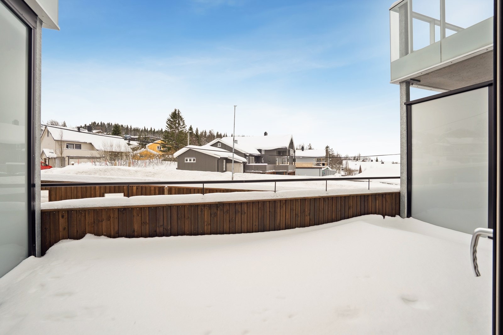 Utgang til en balkong mot sør, samt en balkong mot nord. Galleribilde