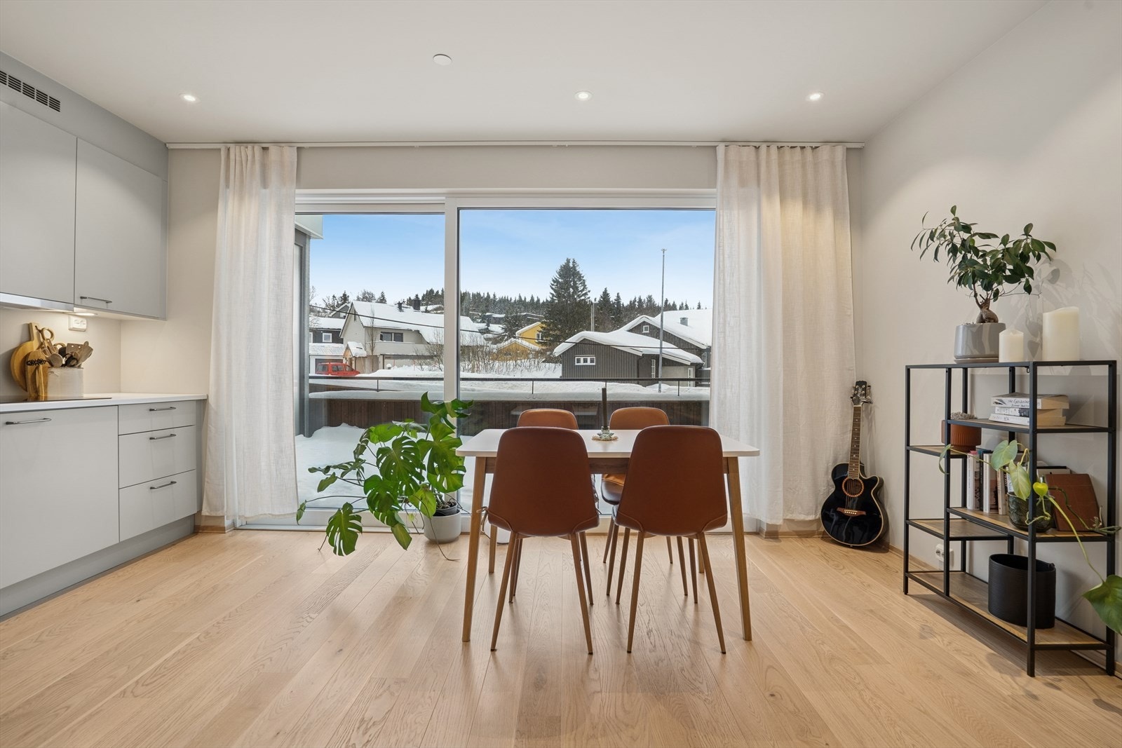 Lys og flott leiligheten malt i fargen "Tidløs" på tak og vegger. Galleribilde