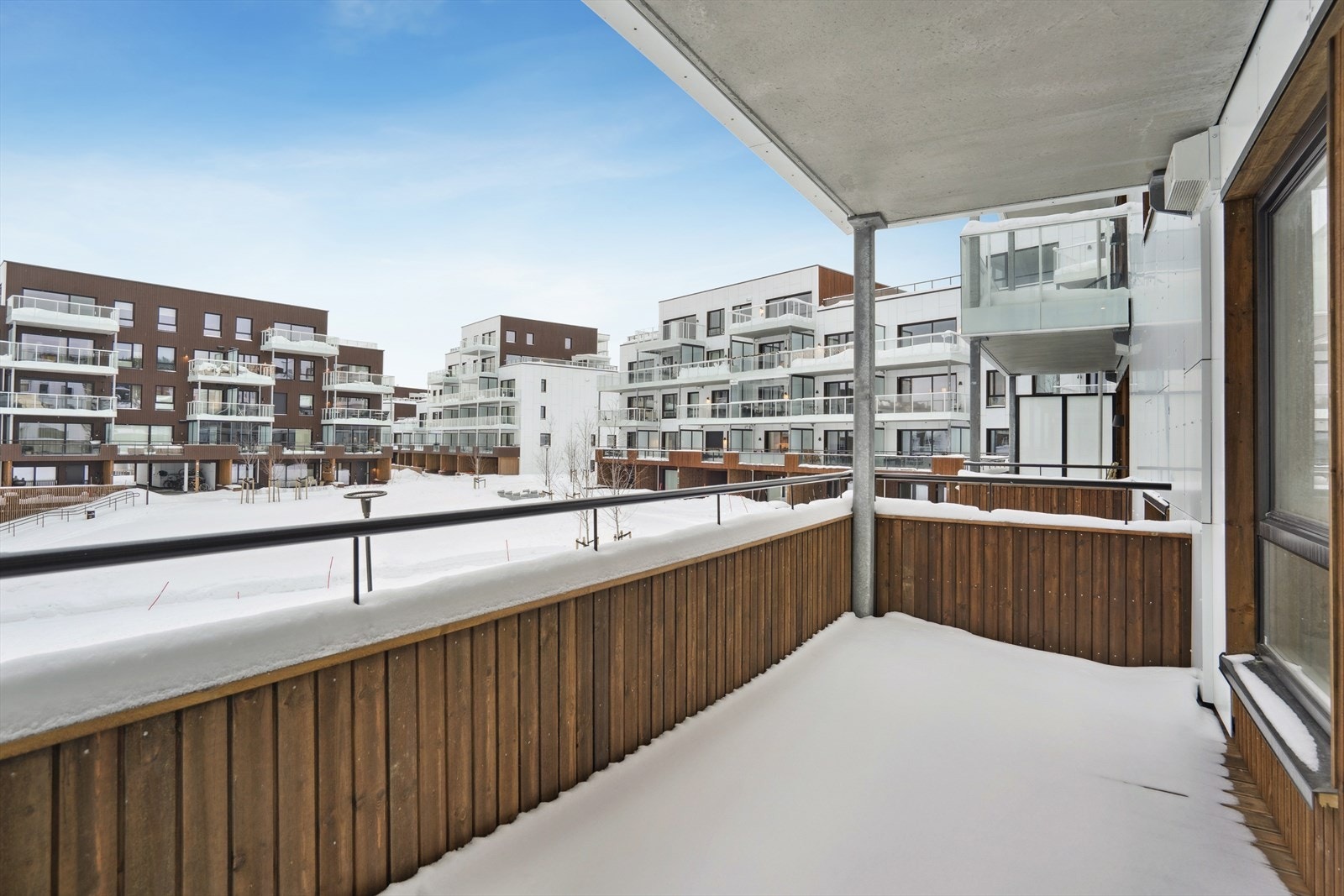 Balkong sett mot et felles tun. Galleribilde