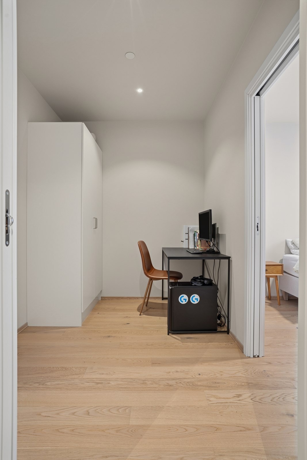 Walk-in garderobe som kan benyttes av begge soverommene for å slippe garderobeskap på soverom. Galleribilde