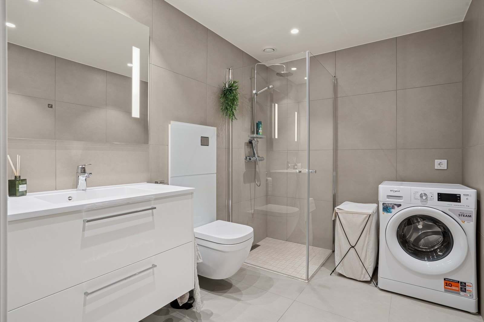 Flott flislagt bad med varme i gulv. Galleribilde