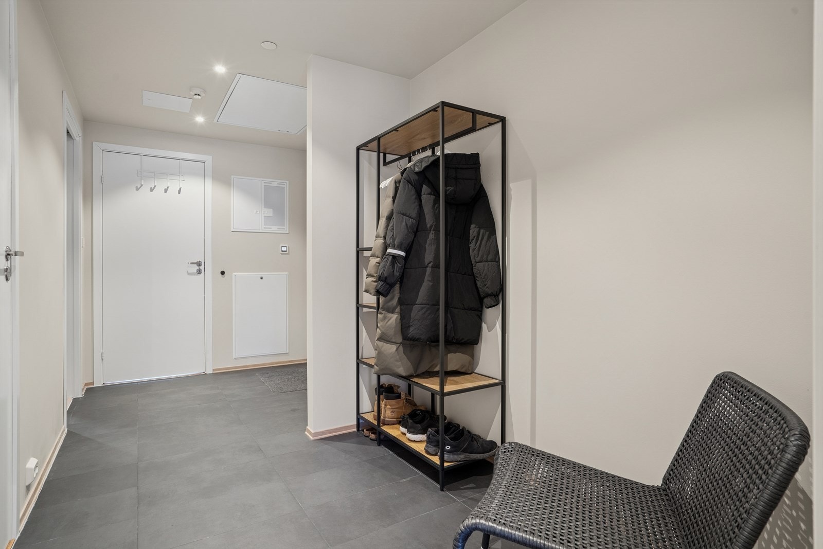 Entré med god plass til oppbevaring. Galleribilde