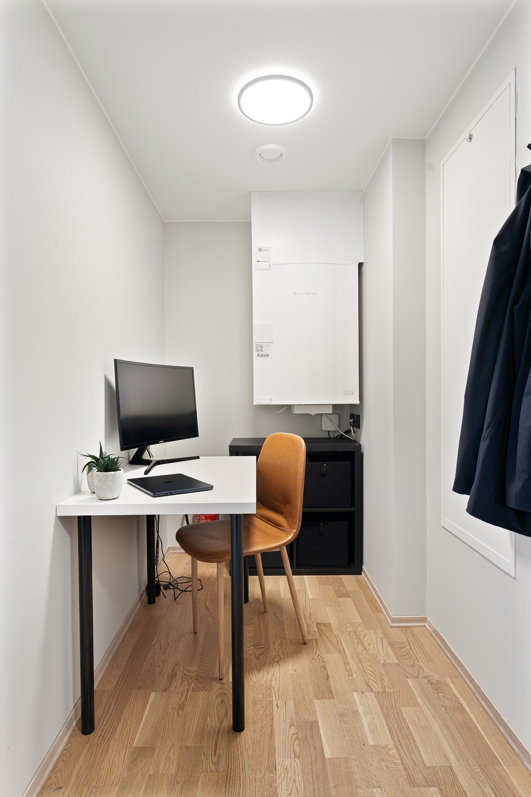 Tilbaketrukket i leiligheten finner du en bod som i dag er innredet som et hjemmekontor. Det er godt med oppbevaringsplass til det du ikke ønsker skal stå fremme til enhver tid. Galleribilde