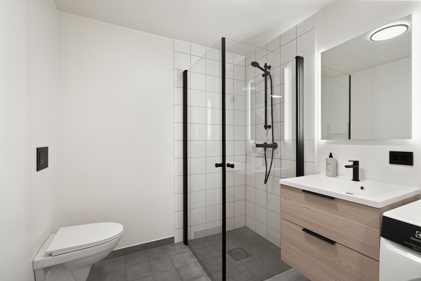 Badet er lyst og delikat med vannbåren varme i gulv. Det er fliser på gulv og i dusjsone. Galleribilde