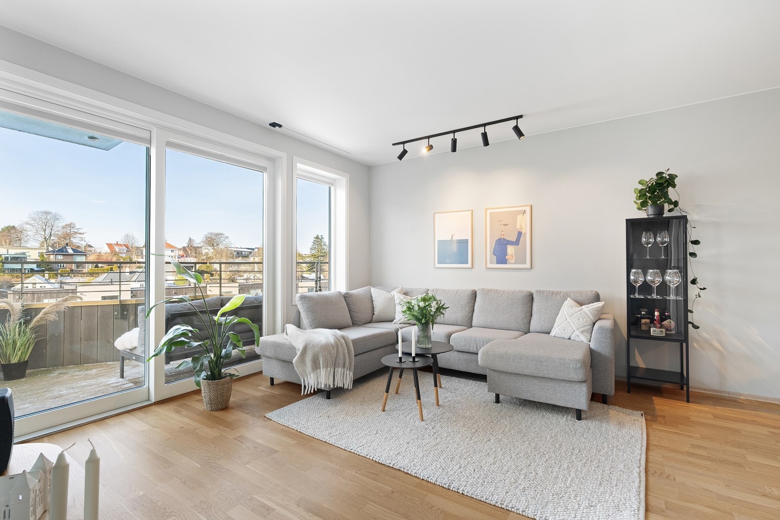 SÅ LYST, SÅ ÅPENT, SÅ LEKKERT! Du vil fort legge merke til de store vindusflatene som gir masse dagslys og åpner opp oppholdsrommet. Galleribilde