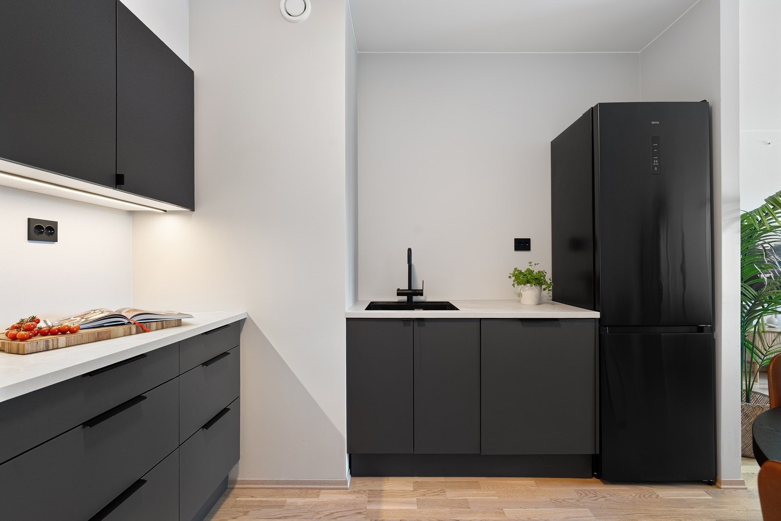 Det er godt med skap- og benkeplass til alt du måtte ha av utstyr og redskaper. Galleribilde