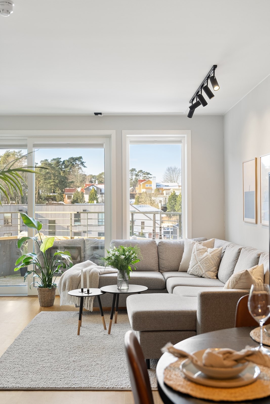 Stuen har en kjekk planløsning noe som gjør det enkelt å innrede akkurat slik du drømmer om! Galleribilde