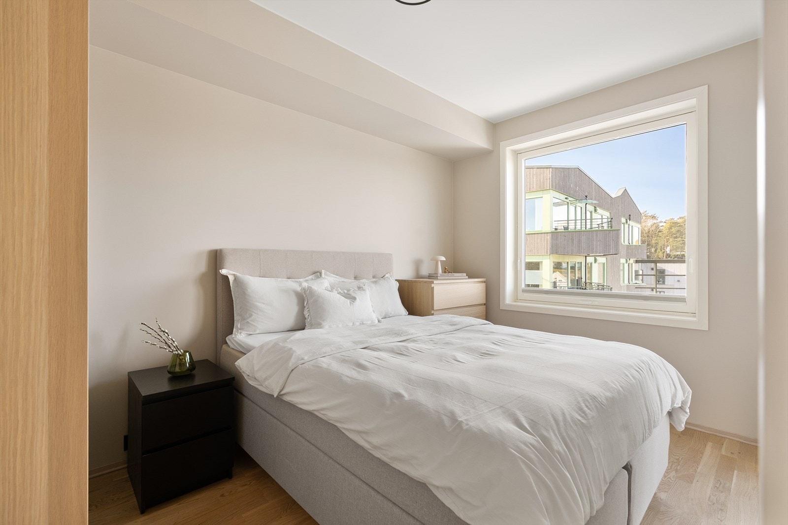 Det er kjekt å vite at det er plisset gardiner på alle vinduene i leiligheten. Galleribilde