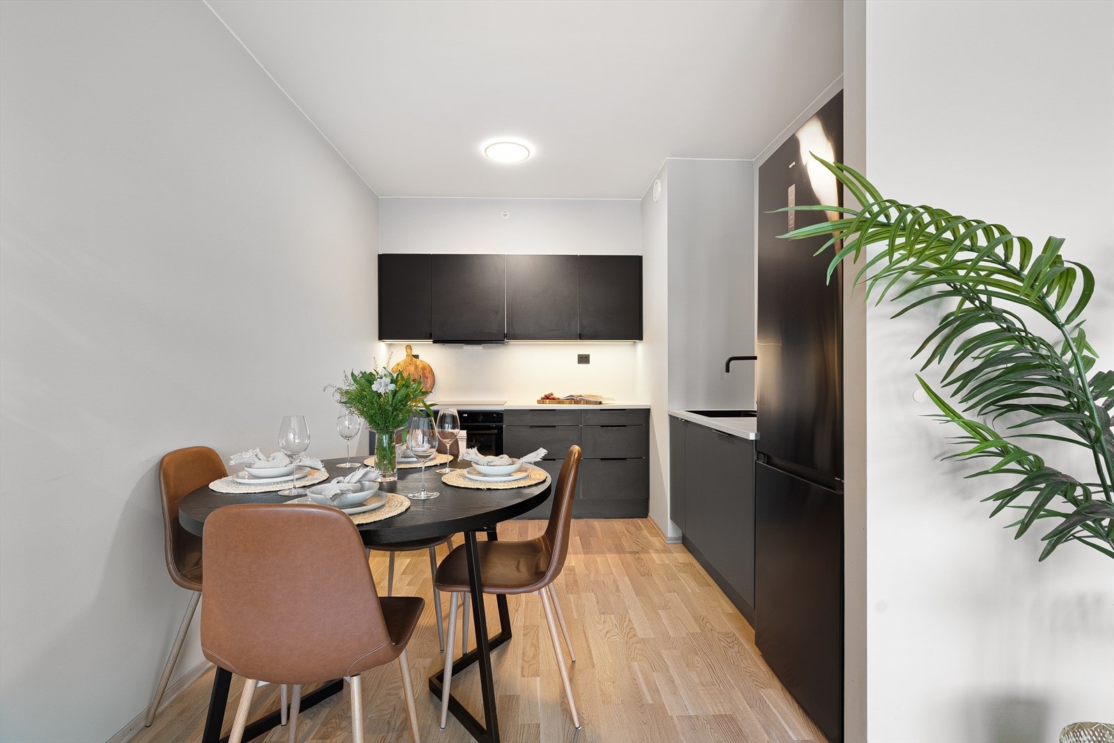 Du innreder enkelt med et passende spisebord i ønsket størrelse og fasong. Galleribilde