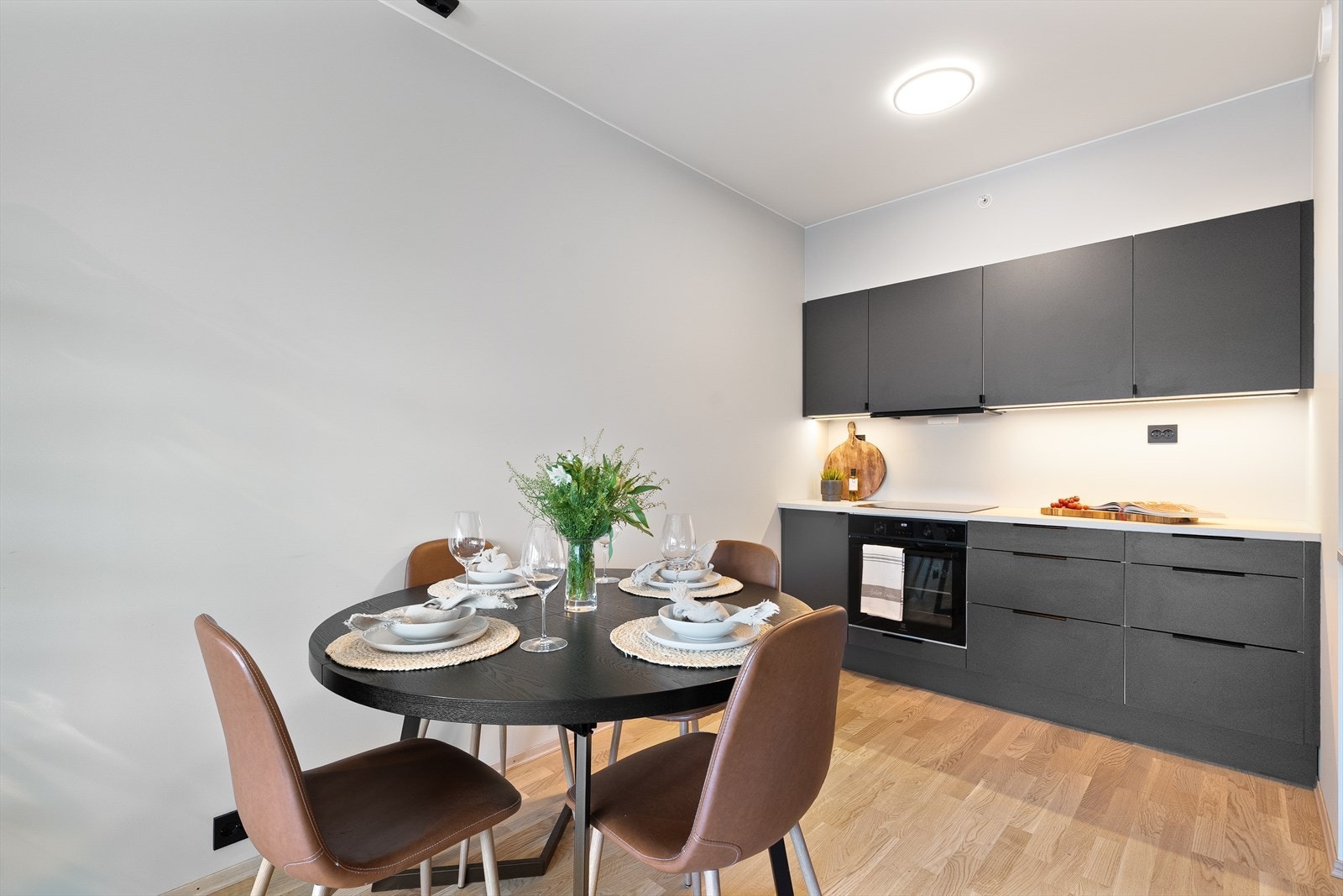 Kjøkkeninnredningen består av mørkere fronter med en laminat benkeplate. Galleribilde