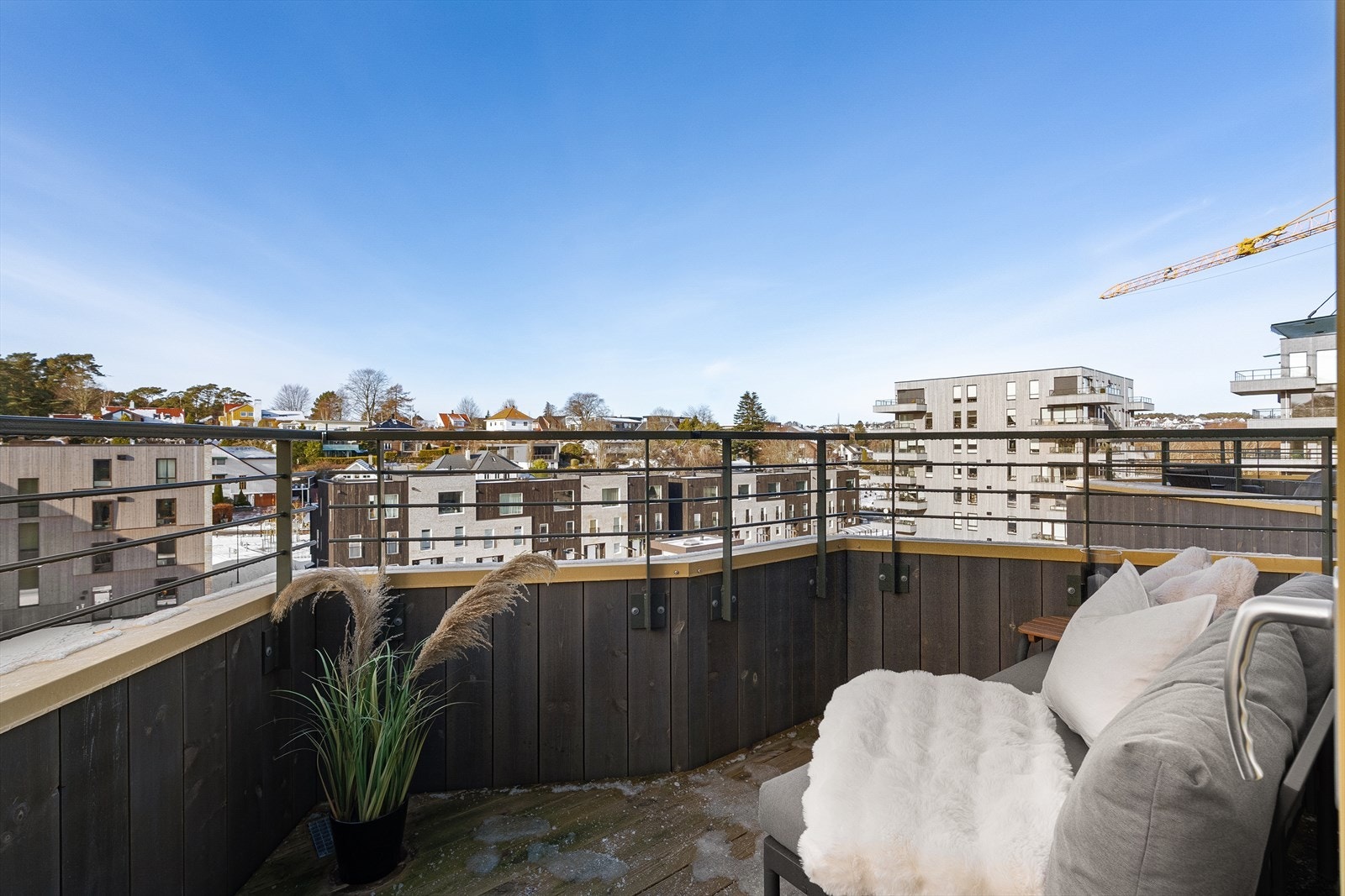 Her innreder du med ønsket utemøblement og nyter lange sommerdager til solen går ned og maler himmelen i nydelige farger. Galleribilde