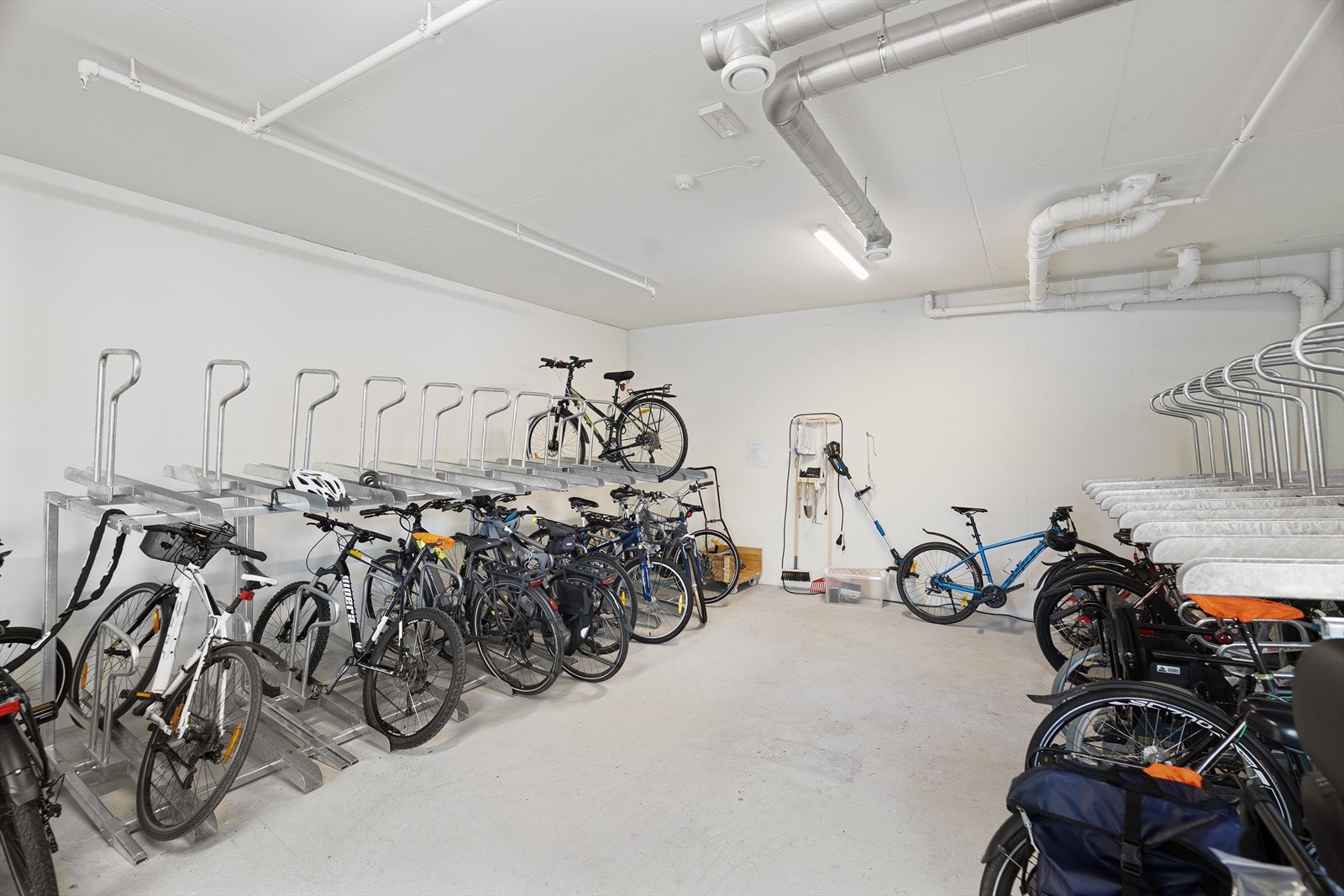 Felles sykkelbod i 1. etasje. Galleribilde