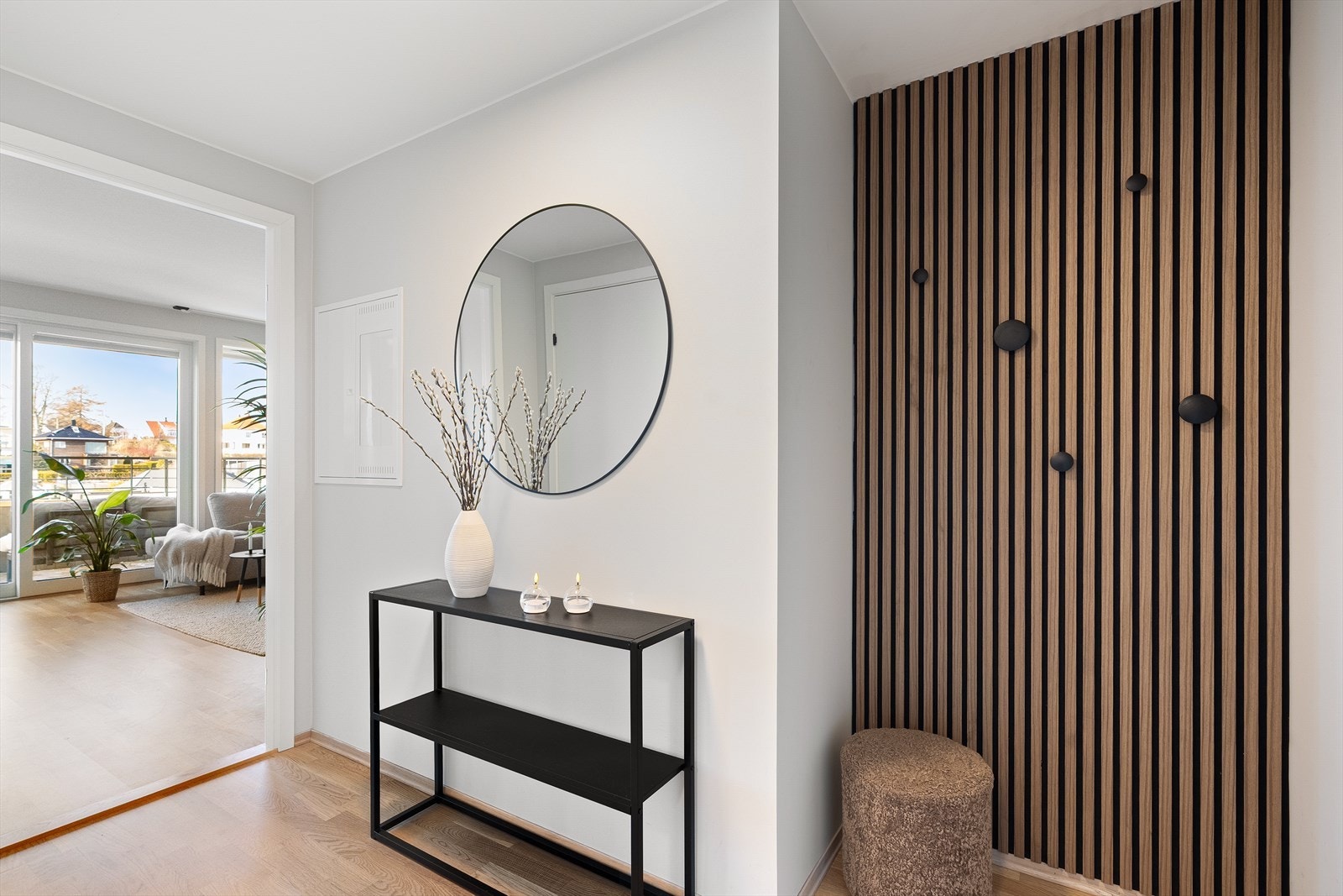 I det du trer over dørstokken blir du møtt av en lys og lekker entré og gang med gode muligheter for oppheng og oppbevaring. Galleribilde