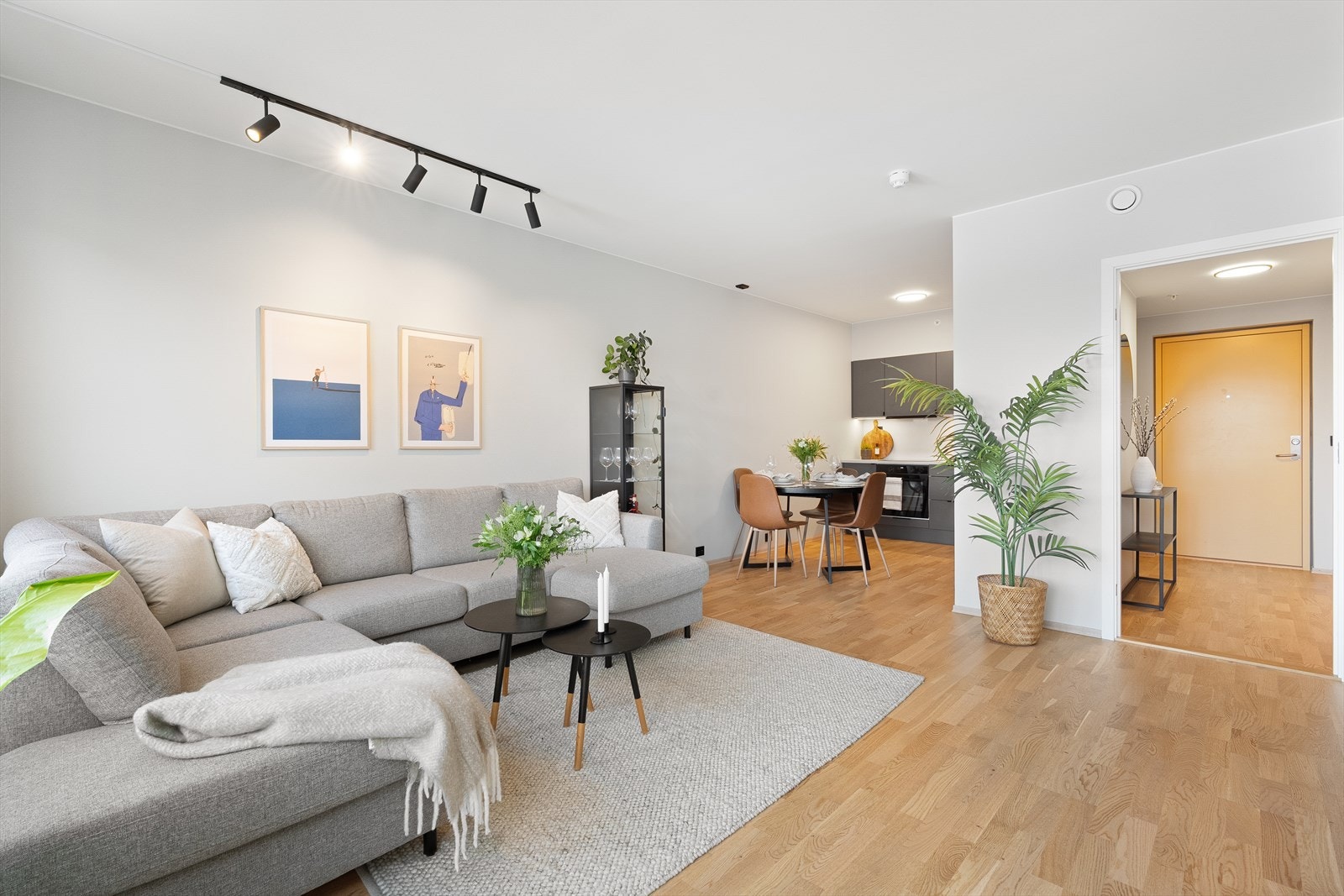 Stuen og kjøkkenet ligger i sosial og åpen løsning. Galleribilde