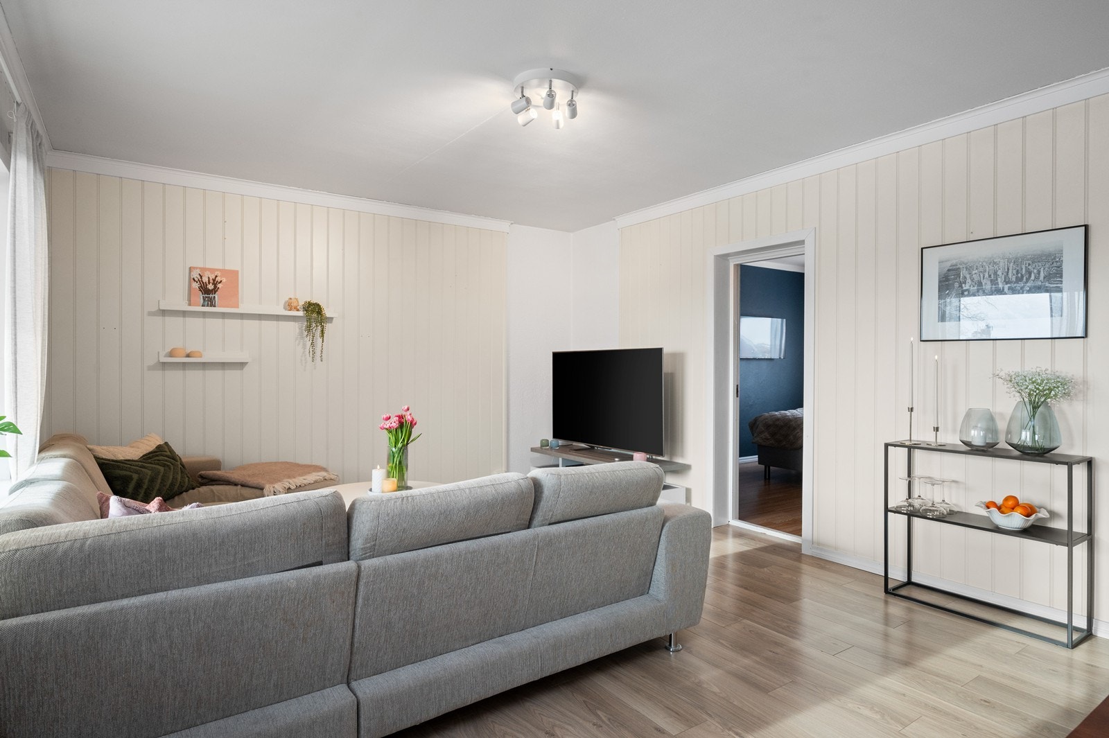 Stuen har en fleksibel utforming med god plass til både sofagruppe og TV-møblement. Galleribilde