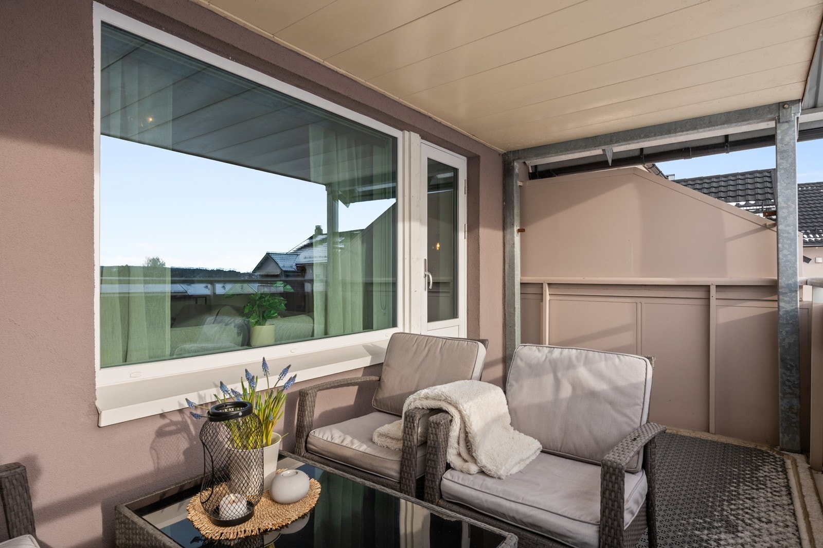 Balkongen er bygget i mur med rekkverk i stål og plater. Galleribilde