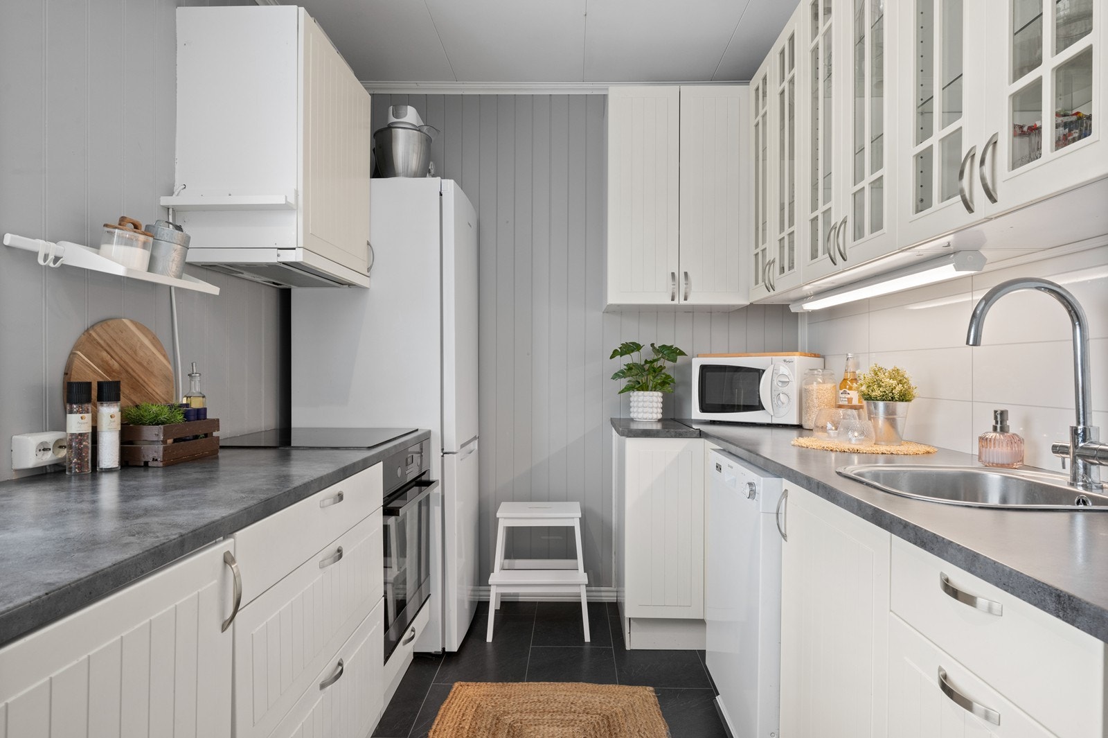 Kjøkkeninnredning fra 2012 med rikelig skapplass og slitesterk laminatbenkeplate. Galleribilde