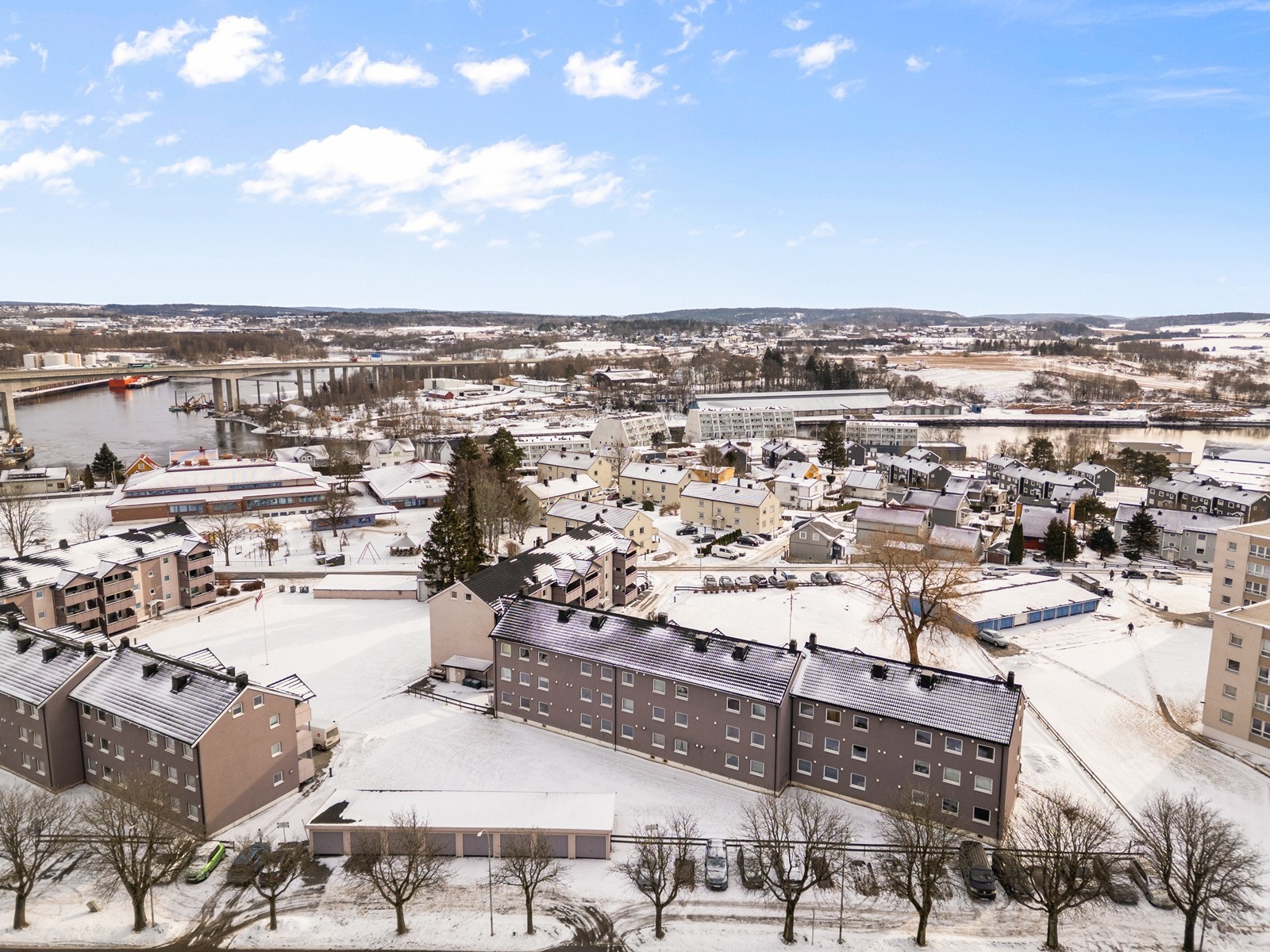 Borettslaget har fellesarealer med asfalterte parkeringsplasser. Galleribilde