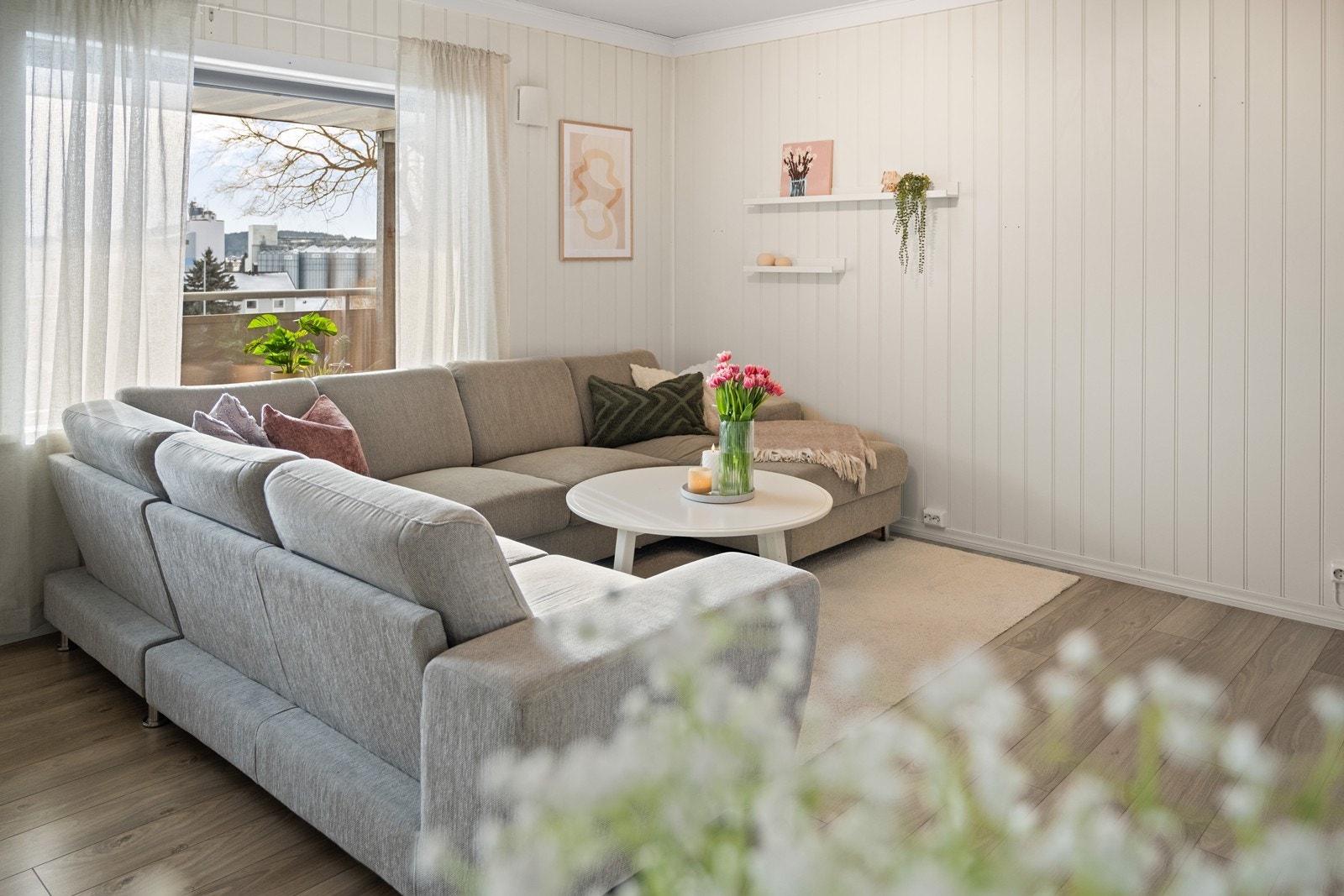 Gjennomgående laminatgulv i oppholdsrommene skaper et helhetlig inntrykk. Galleribilde