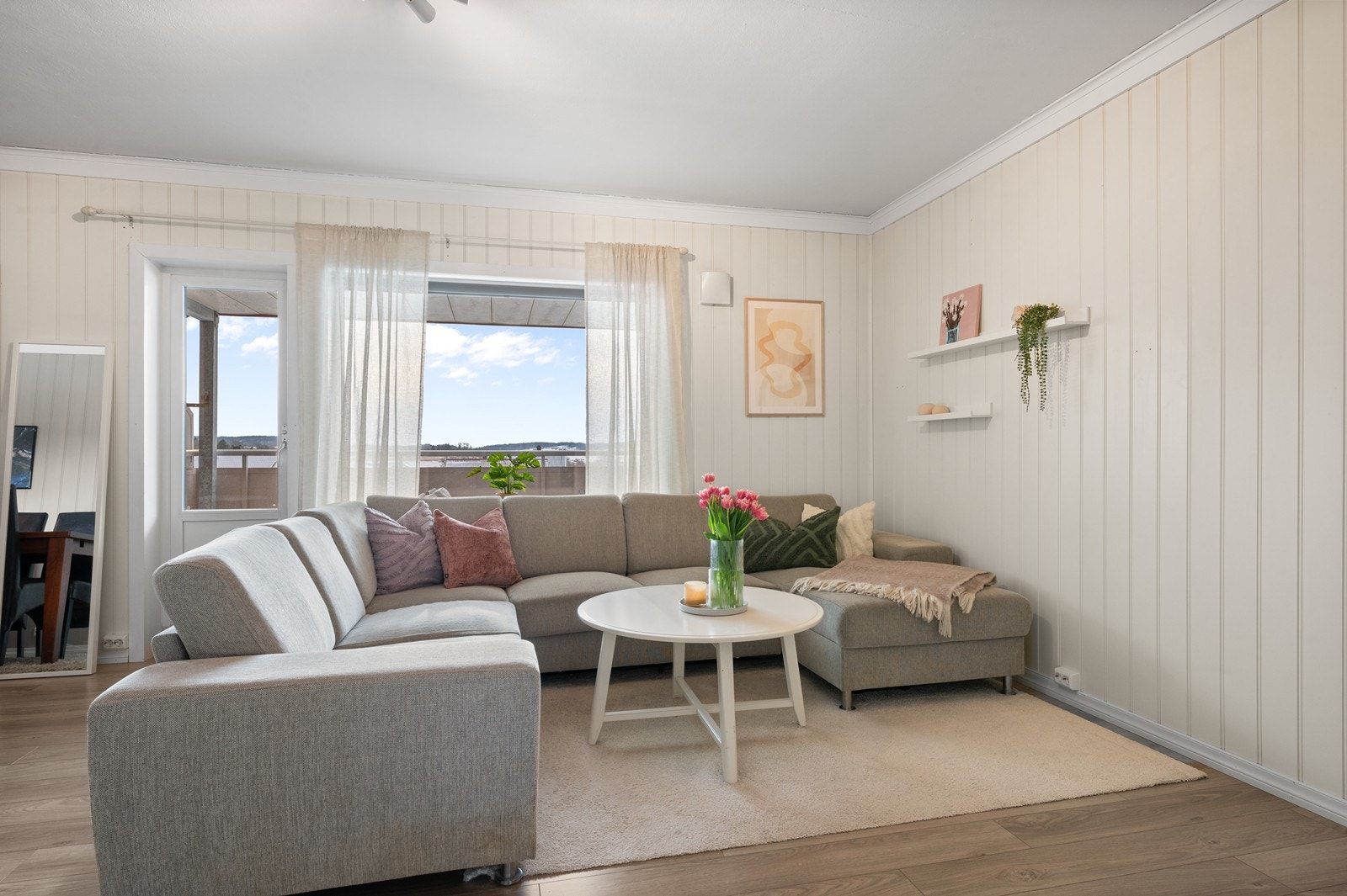 Moderne PVC-vinduer med isolerglass slipper inn rikelig med dagslys. Galleribilde