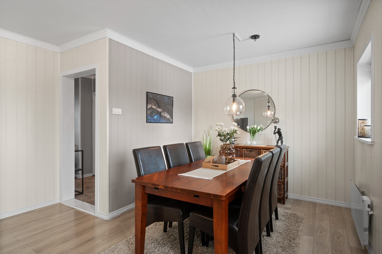 Spisestuen fungerer som et bindeledd mellom stue, gang og kjøkken. Galleribilde