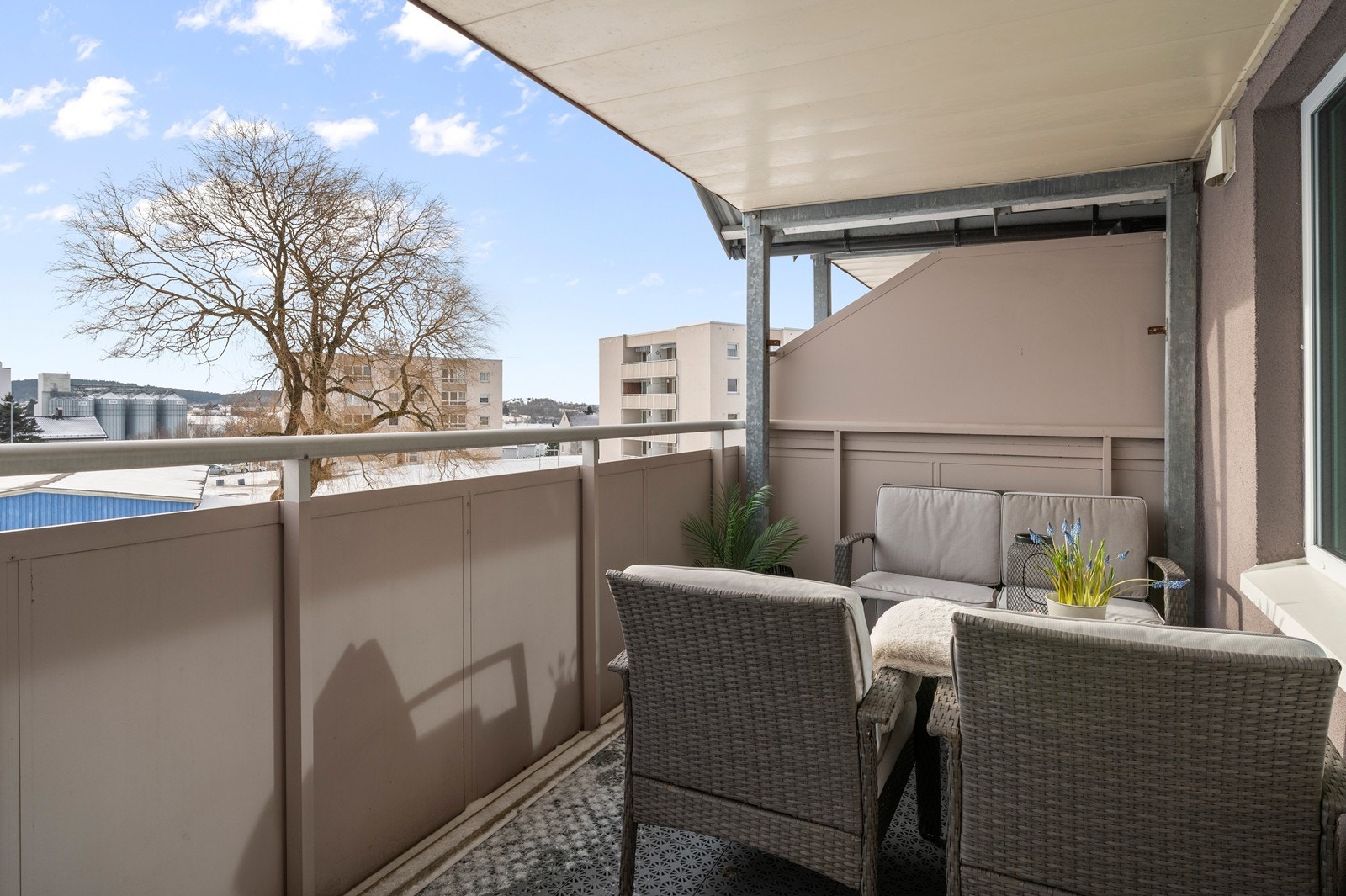 Koselig balkong på 9 m² har god plass til en hyggelig sittegruppe. Galleribilde