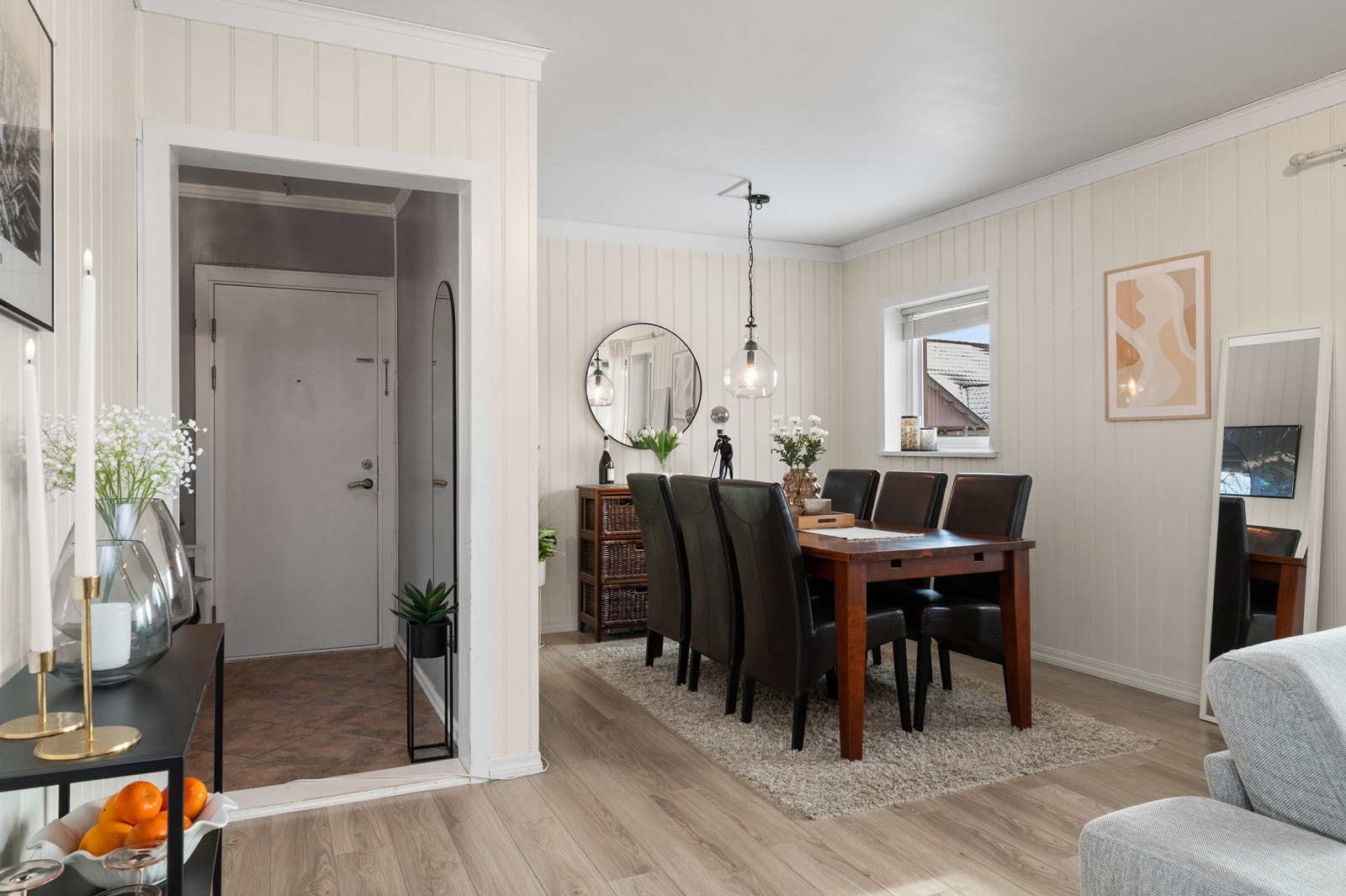 I tilknytning til stuen er det en naturlig plassering for en romslig spisegruppe. Galleribilde