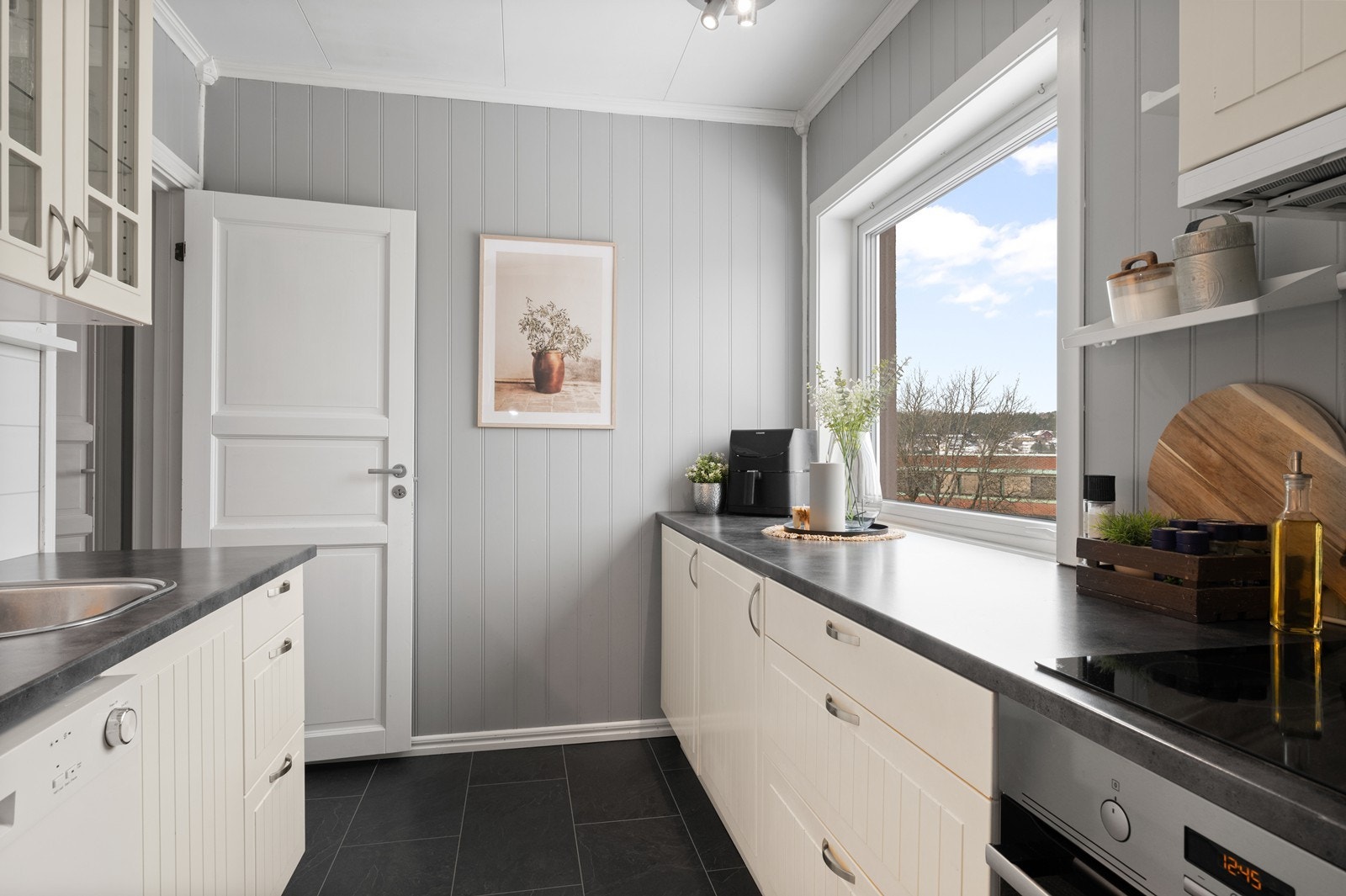 Kjøkkenet er utstyrt med integrert stekeovn og resterende hvitevarer er frittstående. Ventilator med avtrekk ut. Galleribilde