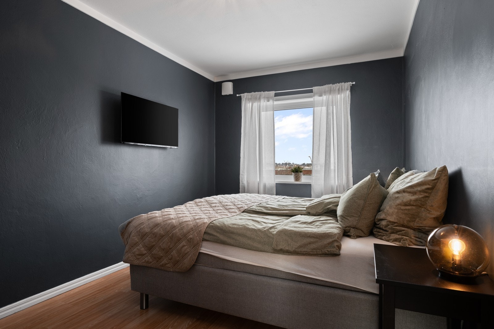 Leiligheten har to soverom. Hovedsoverommet har god plass til dobbeltseng. Galleribilde