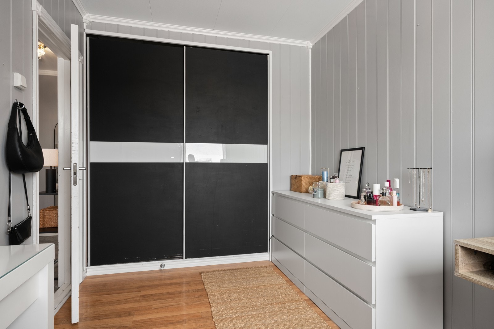 Rommet har plass til garderobeskap for effektiv lagring. Galleribilde