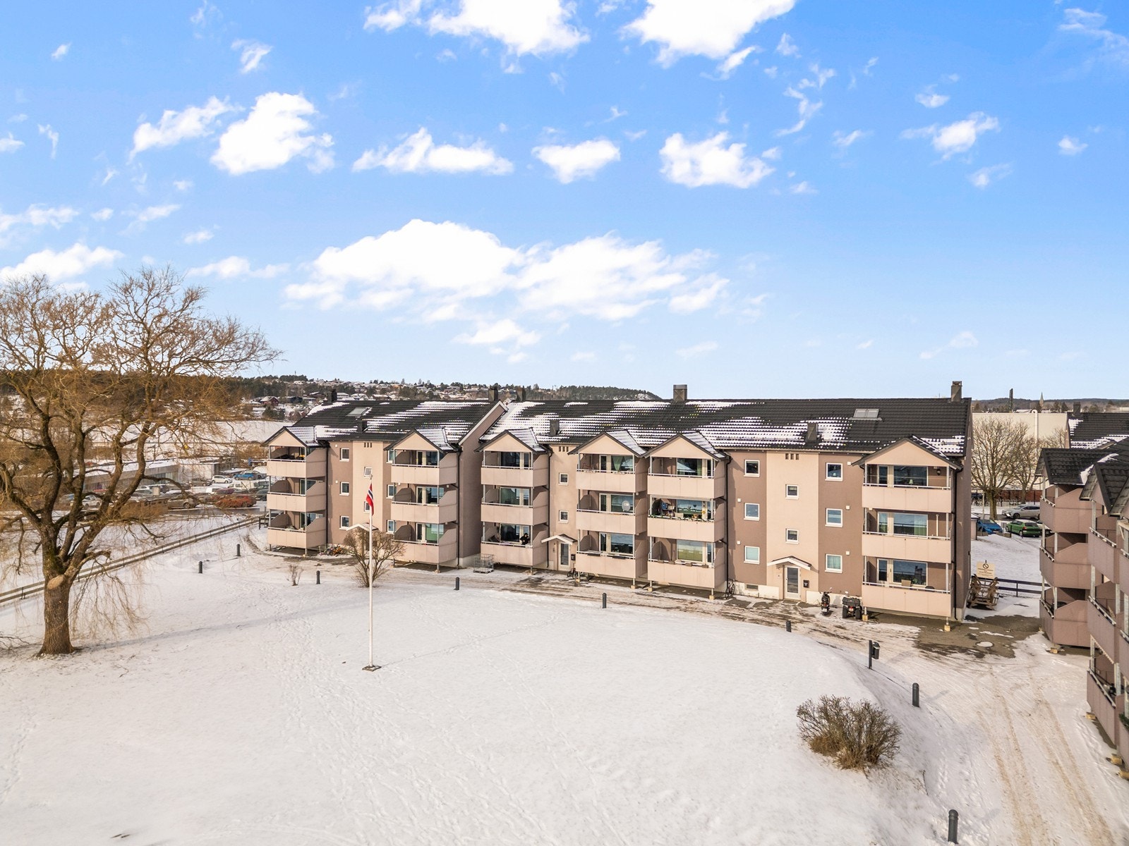 Leiligheten ligger i en boligblokk fra 1957 i Høgda Borettslag, som består av 86 enheter. Galleribilde