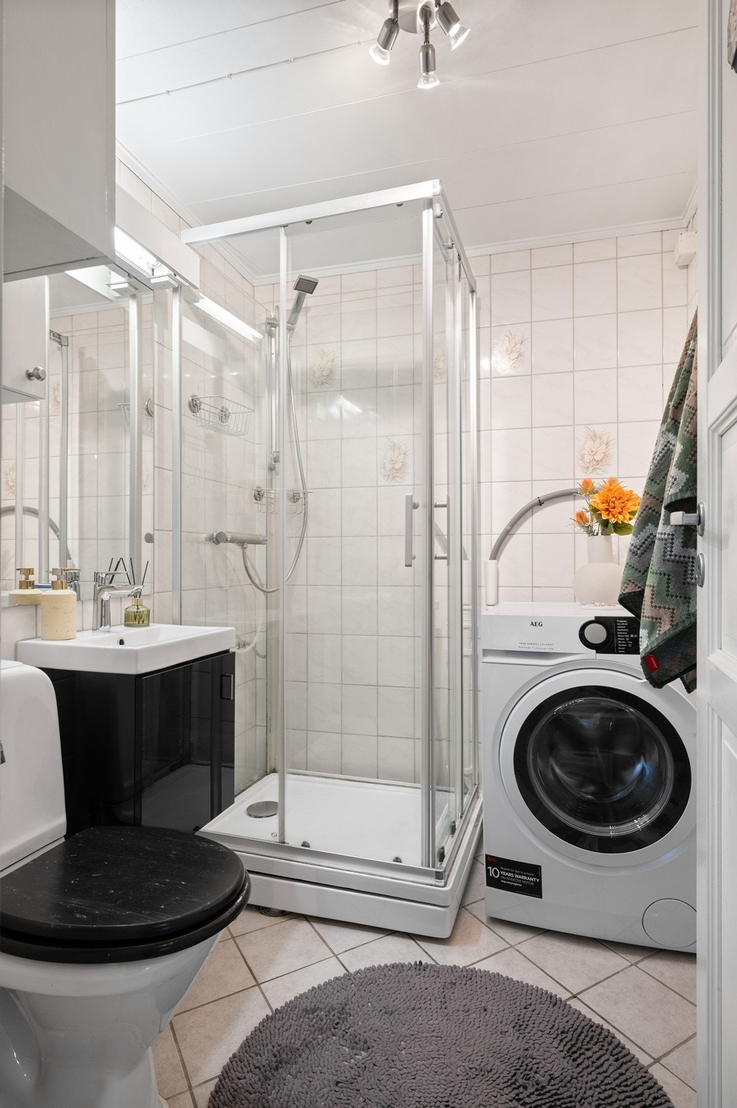 Badet har også praktisk opplegg for vaskemaskin. Galleribilde